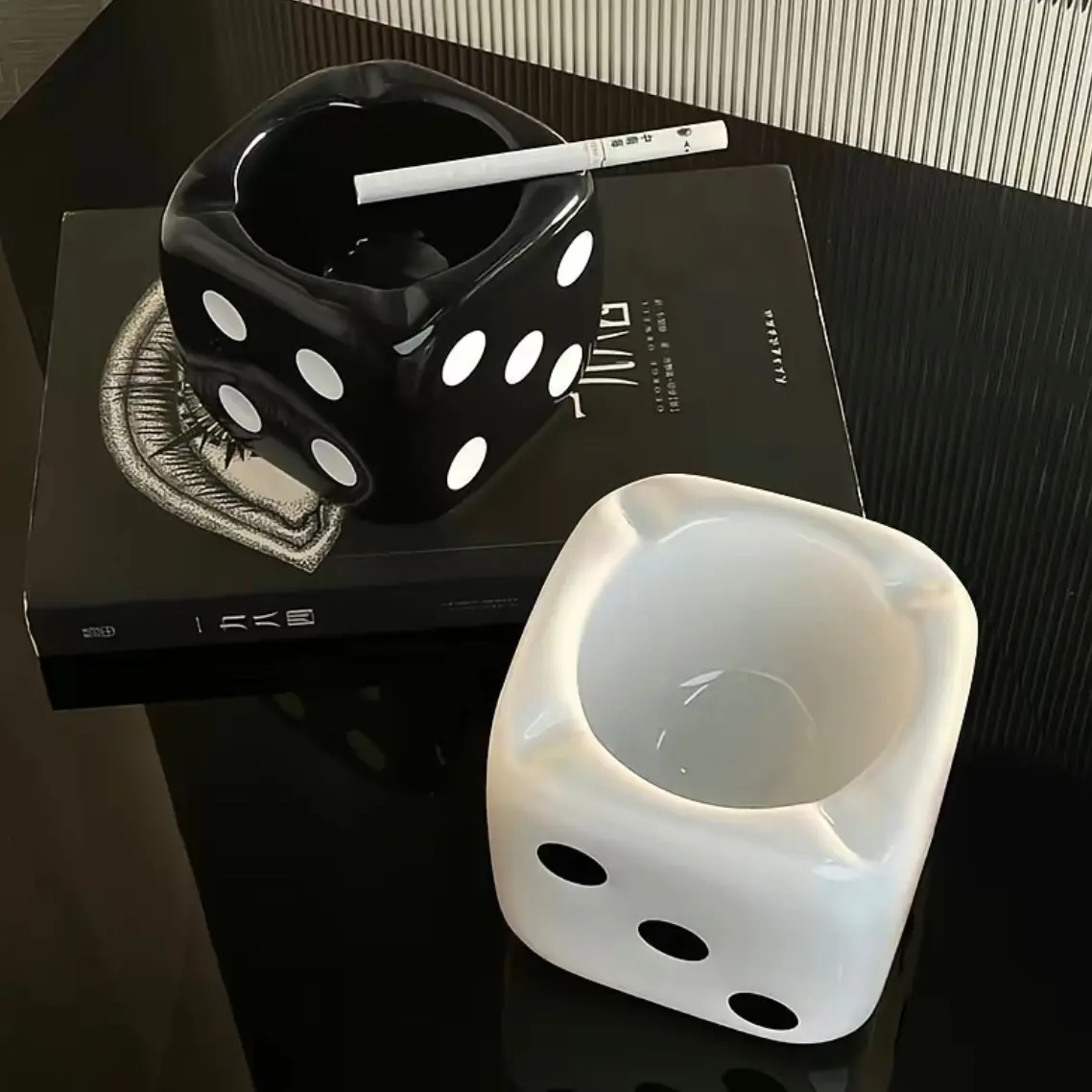 1/2pcs Ceramic Cube Dice Ashtray-Black/White,High-End Creative Desktop Art OrnamentStatue Figurines, Ho Decor Gift for LivingRoom, home decor, Tabletop Decor