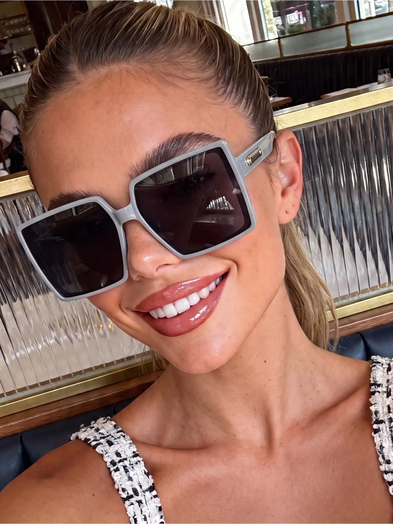 1 pair of unisex square oversized fashionable grey sunglasses, suitable for sun protection, shopping, daily life, outdoor outfits, street snaps, travel and vacation, sports, driving, hiking, beach accessories, and holiday outfits.