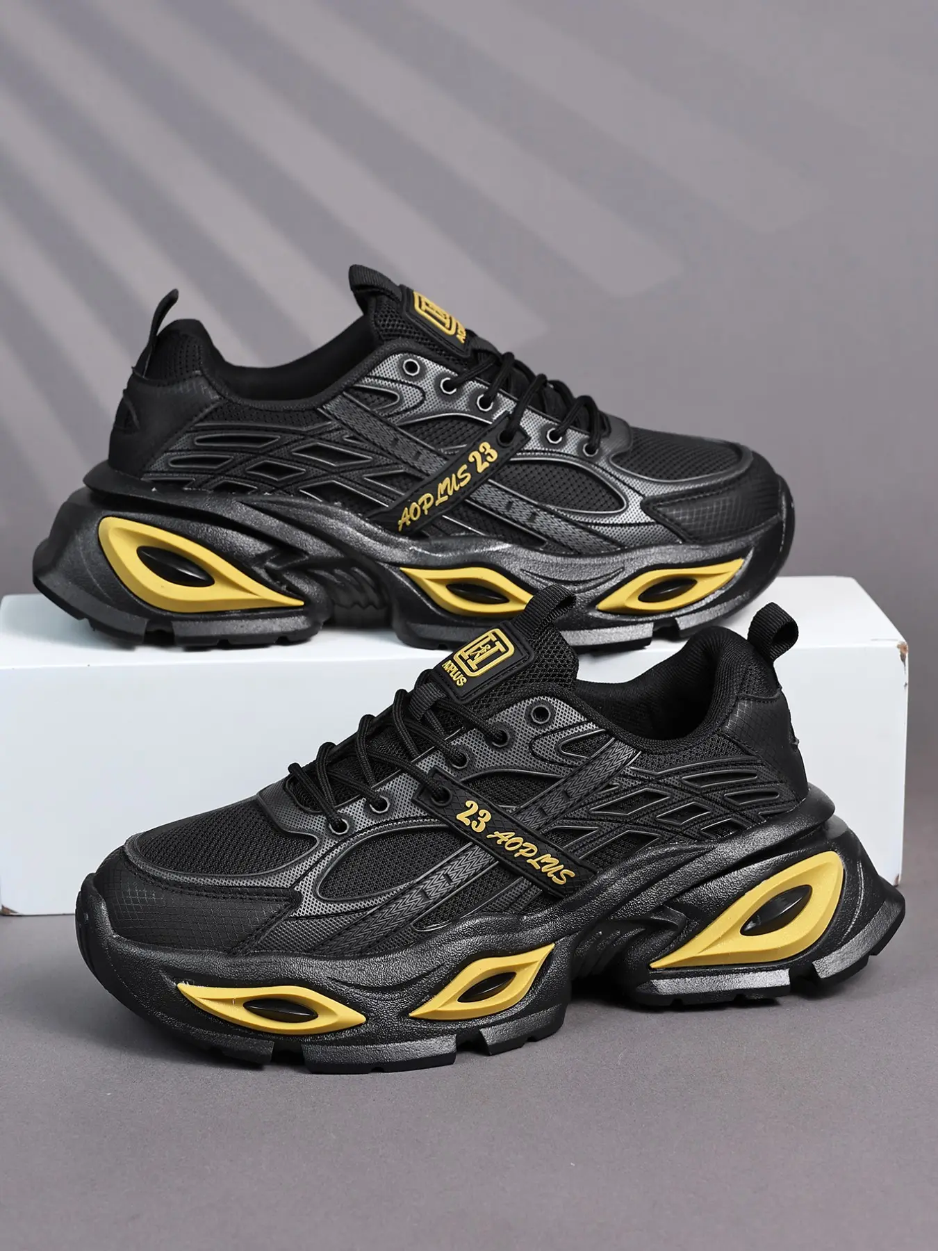 Men's Tactical Gold Sports Shoes, Sporty Running Shoes, Durable Colorblock Design, Shock Absorbing Thick Sole, Ideal for Running and Urban Fashion