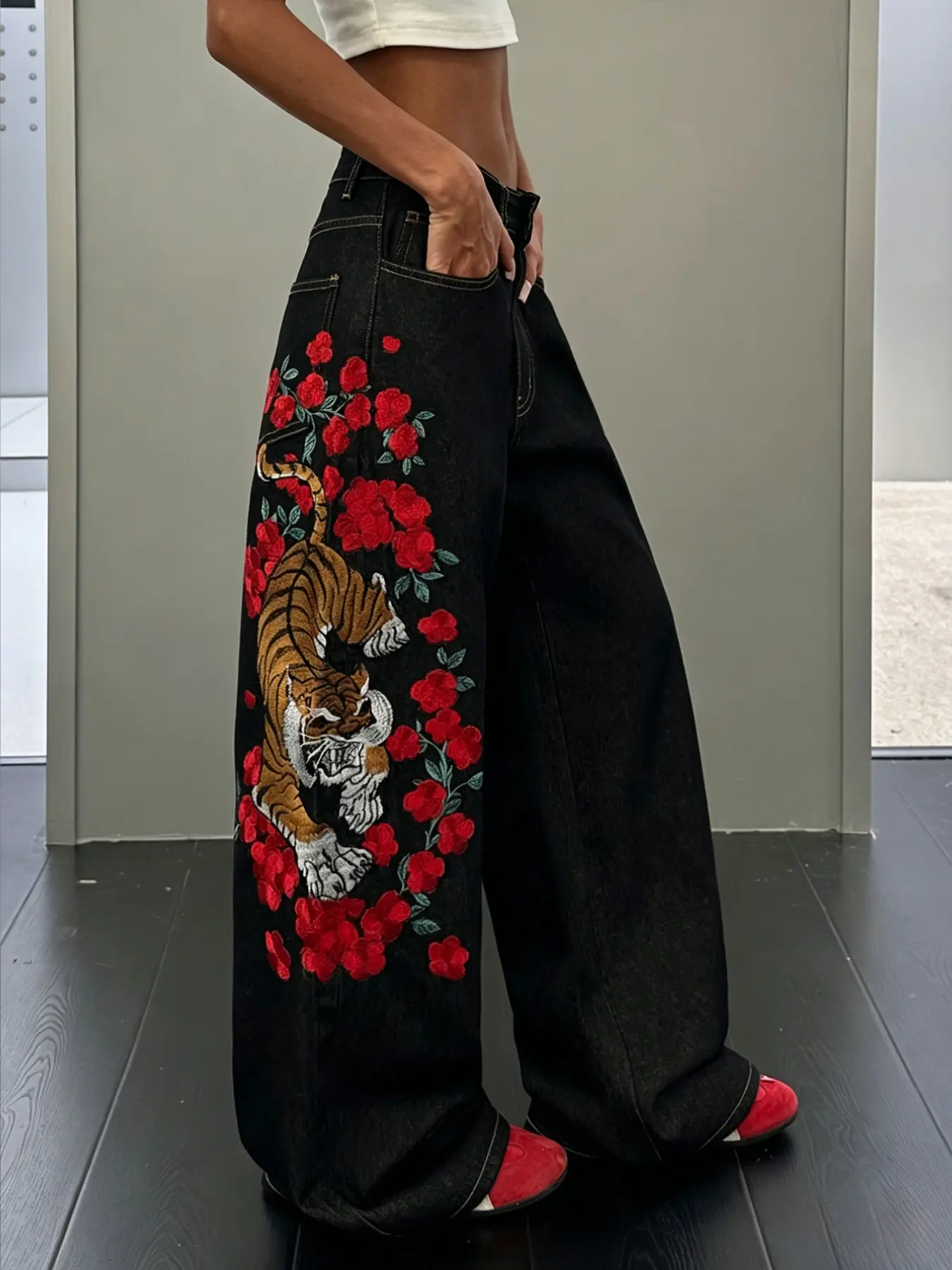 Women's Dragon Tiger Embroidered Jeans, Fashionable Long Pants, Comfortable Loose Fit, Street Style, All Seasons, Streetwear