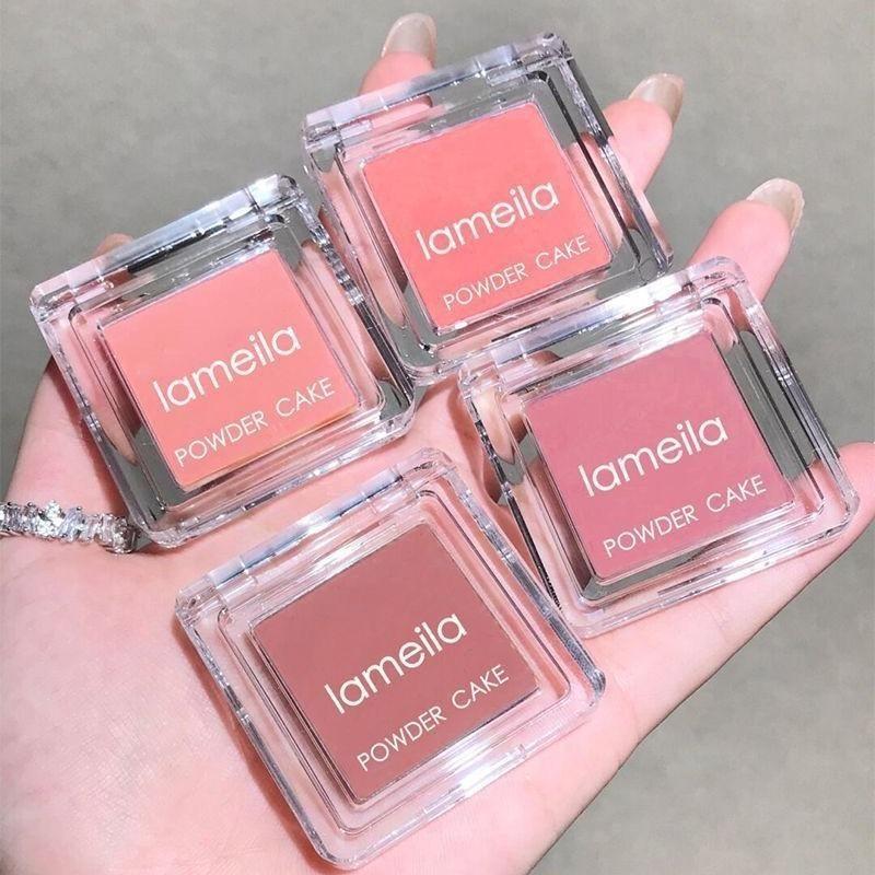 A soft blush palette of four colors, a natural matte finish, long-lasting buildable coverage, powder formula, water and sweat resistant, compact and portable, suitable for all skin tones