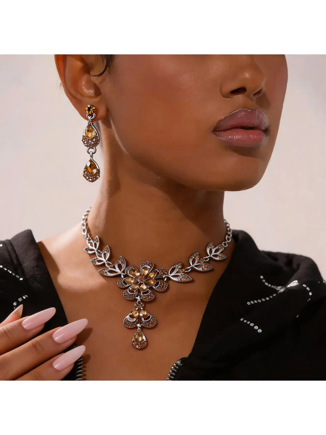 Vintage Palace-Style Floral Rhinestone Necklace and Earrings Set Luxurious Accessory Popular Gift for Women