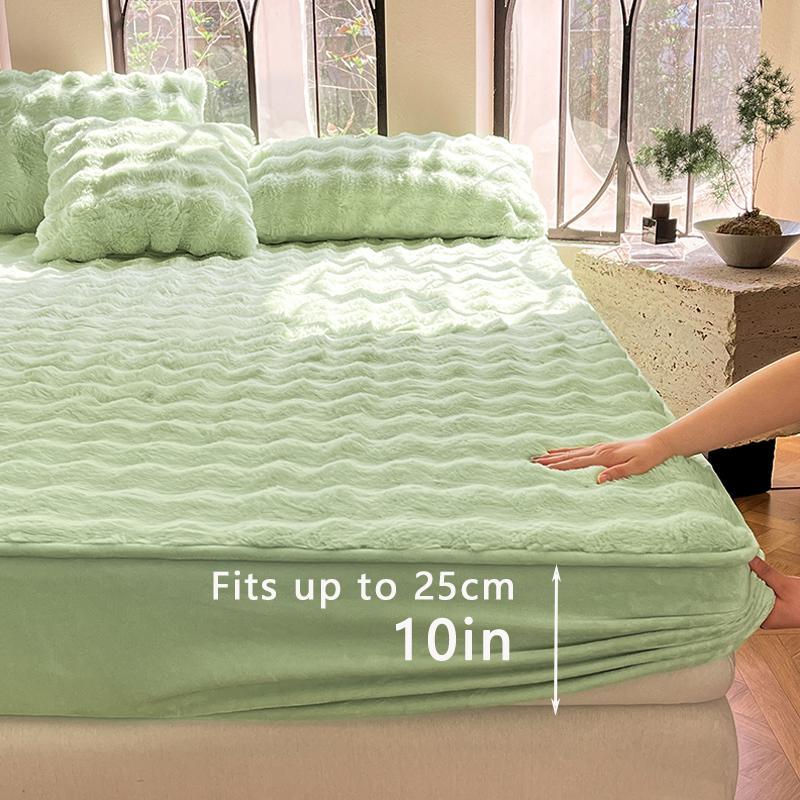 A washable bed cover made of imitation rabbit hair, made of soft and comfortable fabric, suitable for cold weather, with a simple style, used in bedrooms