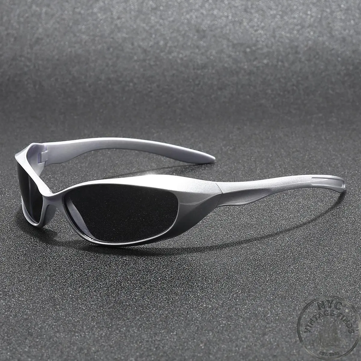 Niche Y2K-style alien/wasteland-inspired sunglasses; avant-garde, futuristic, and millennial-vibe eyewear; outdoor sports sunglasses.