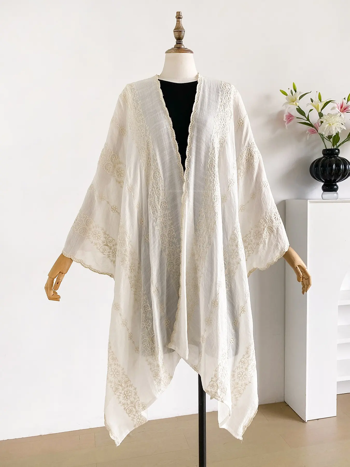Elegant Floral Embroidered Split Scarf, Loose-Fitting, All Seasons, Versatile Fashion Accessory, Perfect for Beach, Commute, Dates