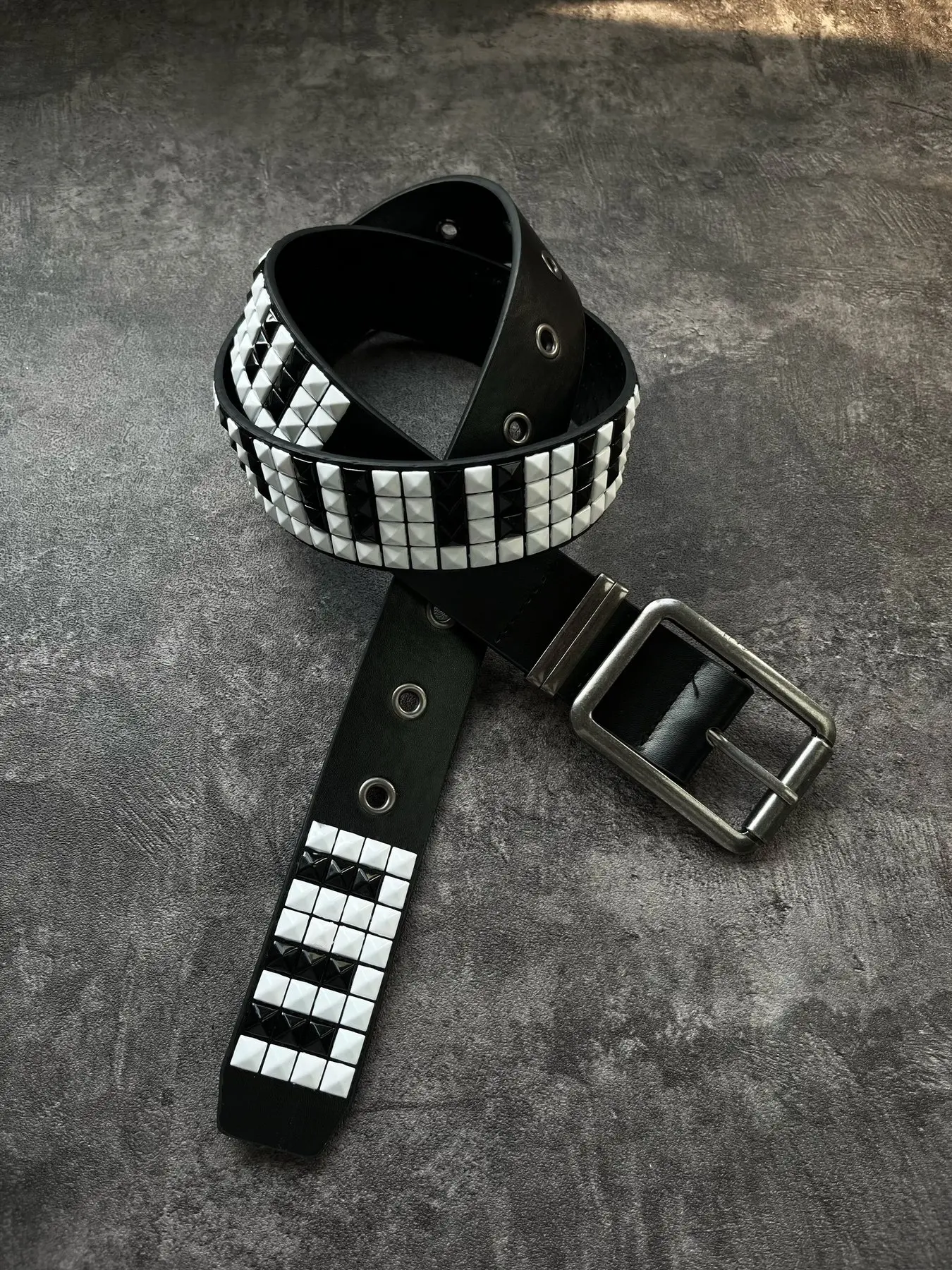 Suitable for both men and women Rivet black and white piano key design, waist belt with no punching, Rivet Decorated Belt, vintage, high-end, punk style, fashionable