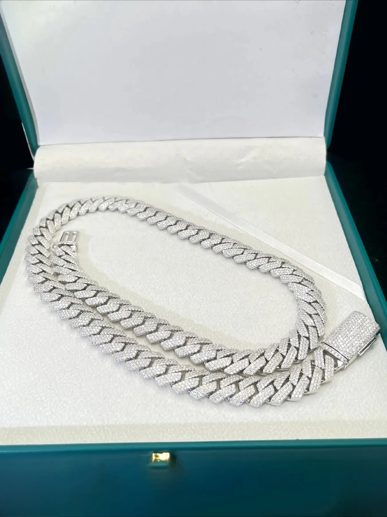 20Mm 3-row VVS Cuban chain necklace, hip-hop style men's and women's diamond pendant chain, trendy and fashionable ice diamond Cuban chain, bright diamond surface refraction and bright luster, exquisite gift box packaging, Thanksgiving Halloween gift.