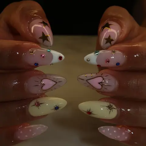 24 pcs cute, retro-style press on nails, Decorative nails, featuring almonds, decorated with hearts, stars, and colorful rhinestones, these cartoon-style fake nails are perfect for everyday wear, dates, birthday parties, photo ops