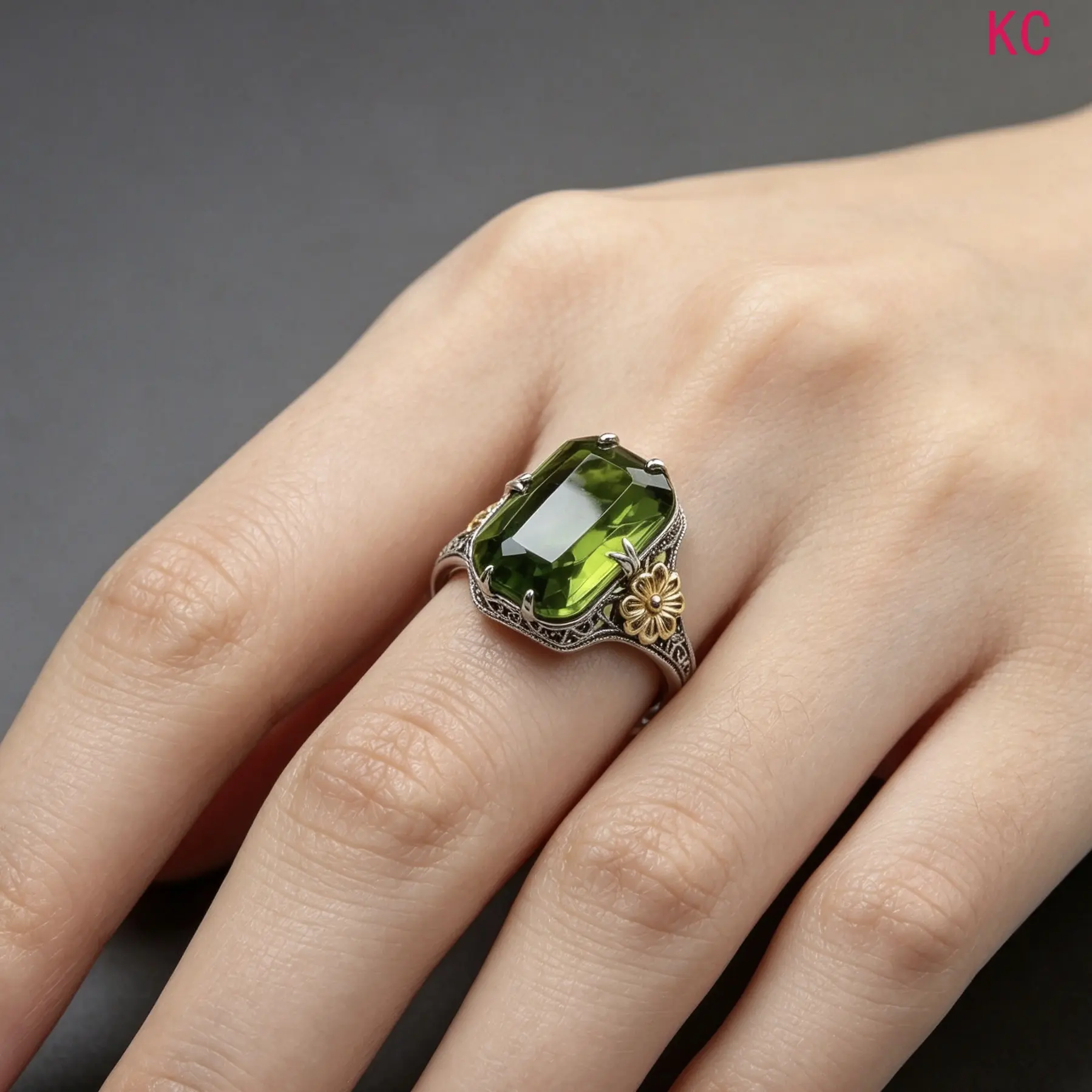 Two-Tone Sunflower Floral Ring Inlaid With Emerald Green Topaz, Delicate Finger Jewelry For European American Women Daily Outfit Matching