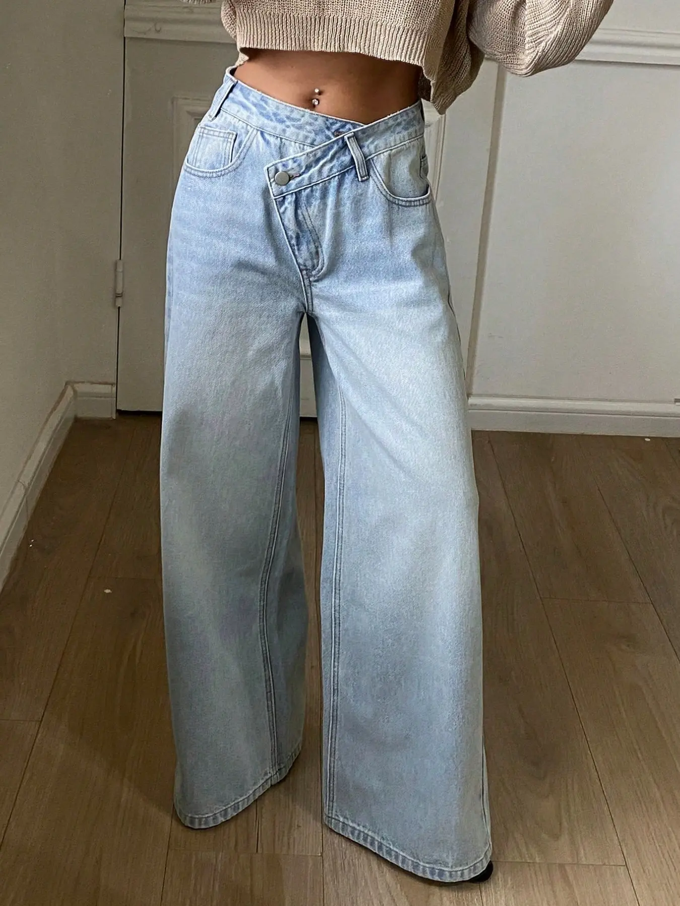 Women's Mid-Waist Straight Leg Jeans, Fashion Belt Design, Perfect for Everyday Casual Daily Wear, All-Day Comfortable Fit, Bottoms