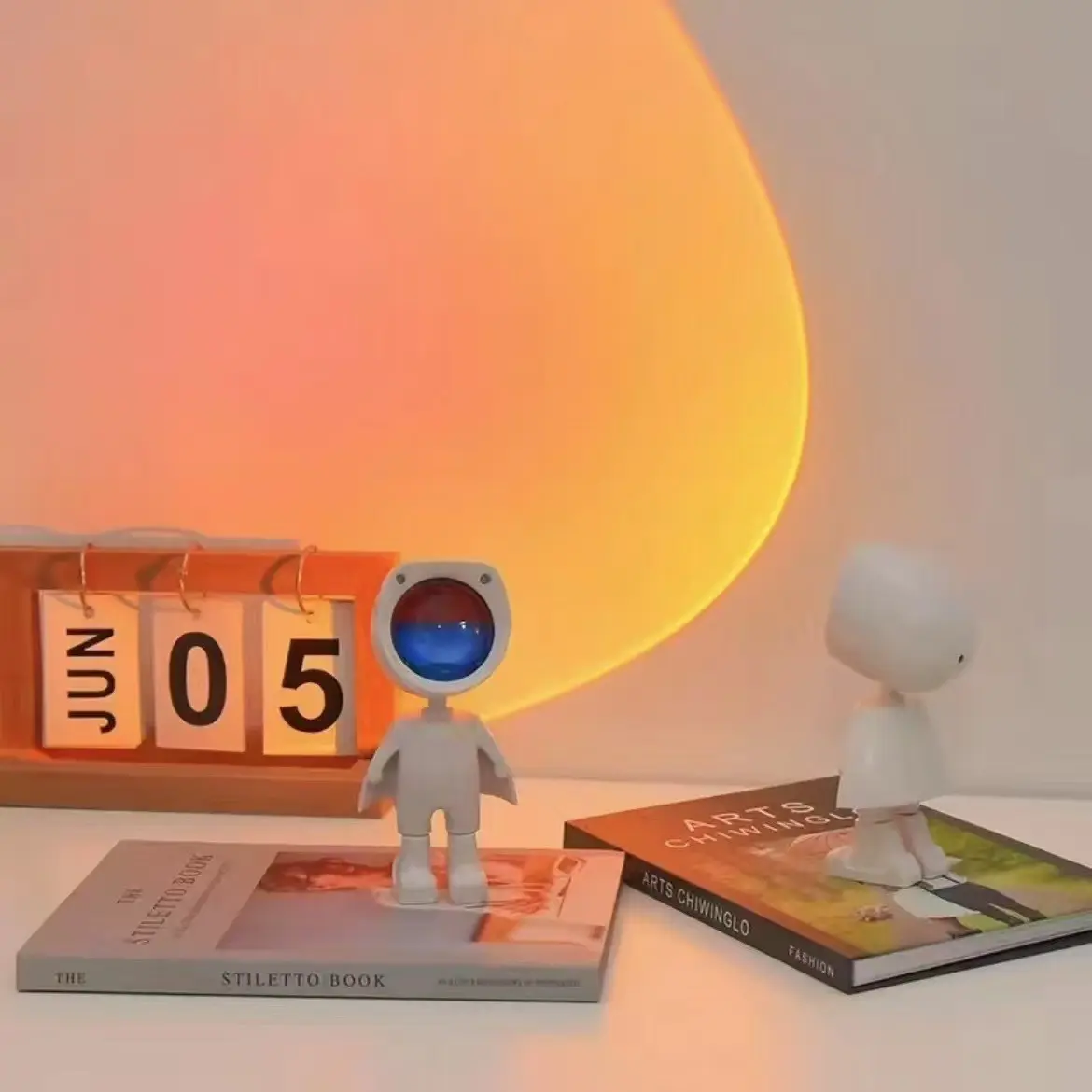 Advanced Sunset Projection Lamp, Adjustable Brightness Touch Control LED Night Light, 360° Rotating Astronaut Design, USB Powered, Ambient Night Light
