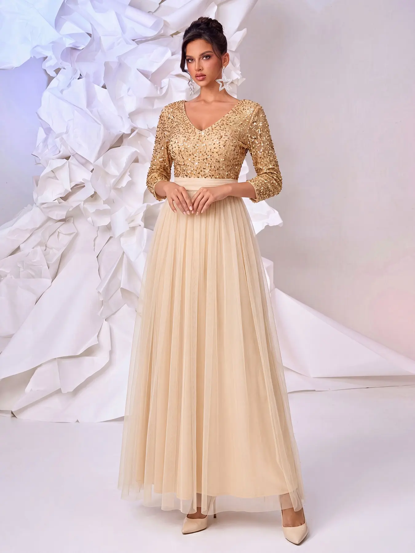 Luxurious Long Dress with Heavy Sequins, Elegant V-Neck Seven-Eighths Sleeves, Fitted Waist, Perfect for Parties and Awards Shows