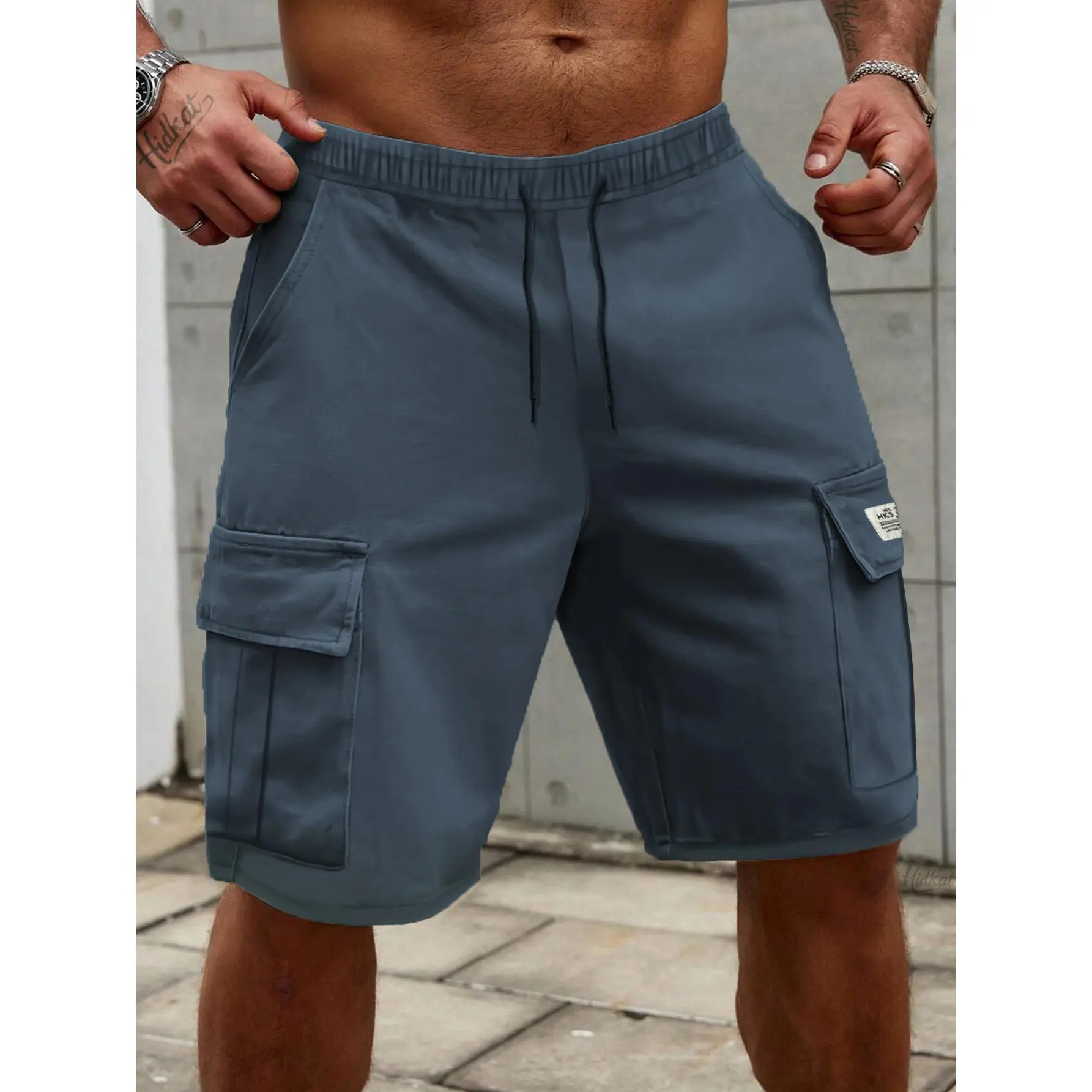 1 pair of men’s plain-coloured casual work shorts with an adjustable drawstring waist, flap pockets and lightweight polyester fabric, ideal for everyday casual wear in summer