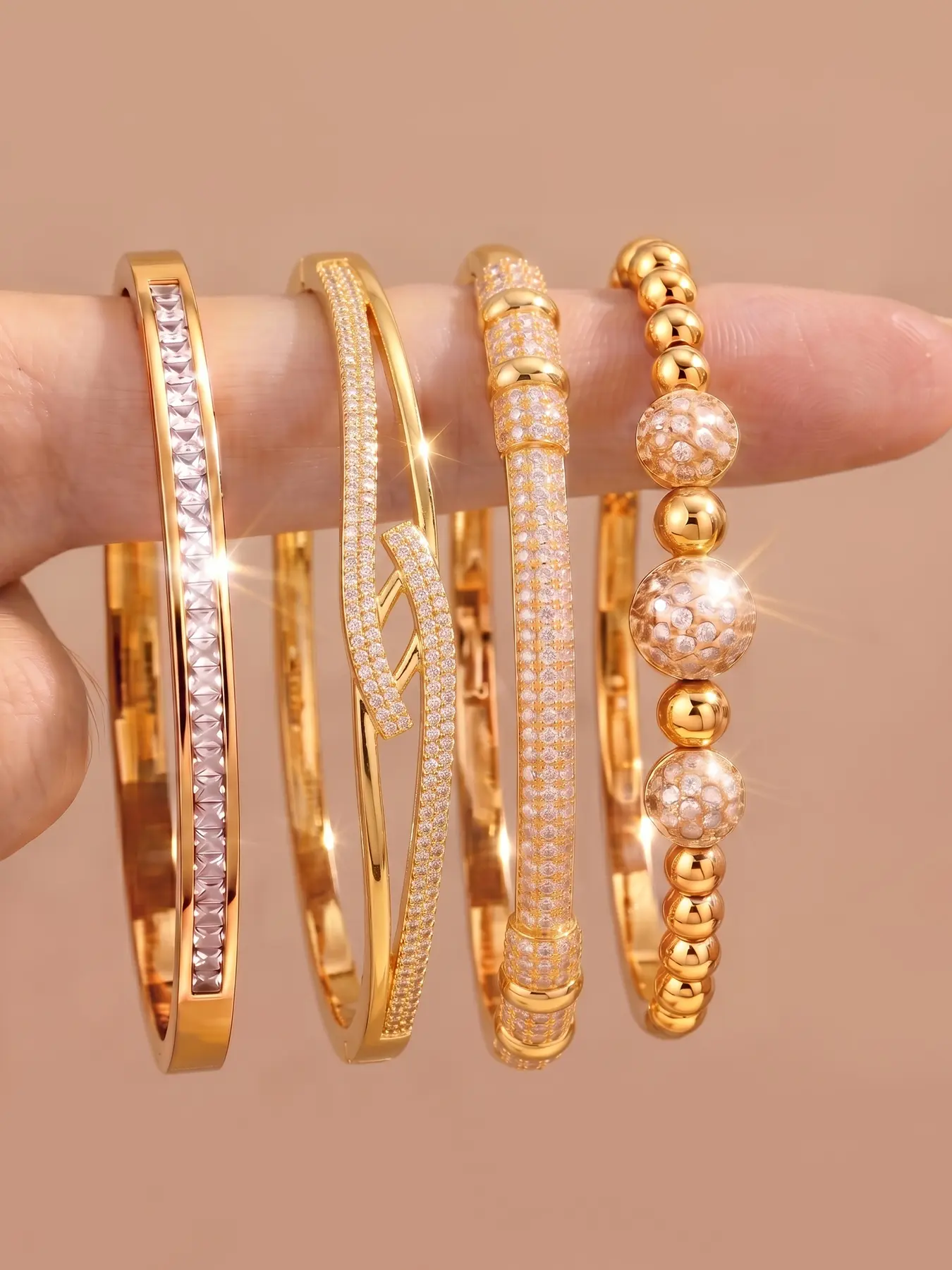 Romantic French bracelet is gentle and sophisticated,with a smooth and elegant bracelet shape that adorns the wrist lines.The delicate luster highlights the skin tone,making it perfect for date wear and showcasing the romantic and elegant feminine style