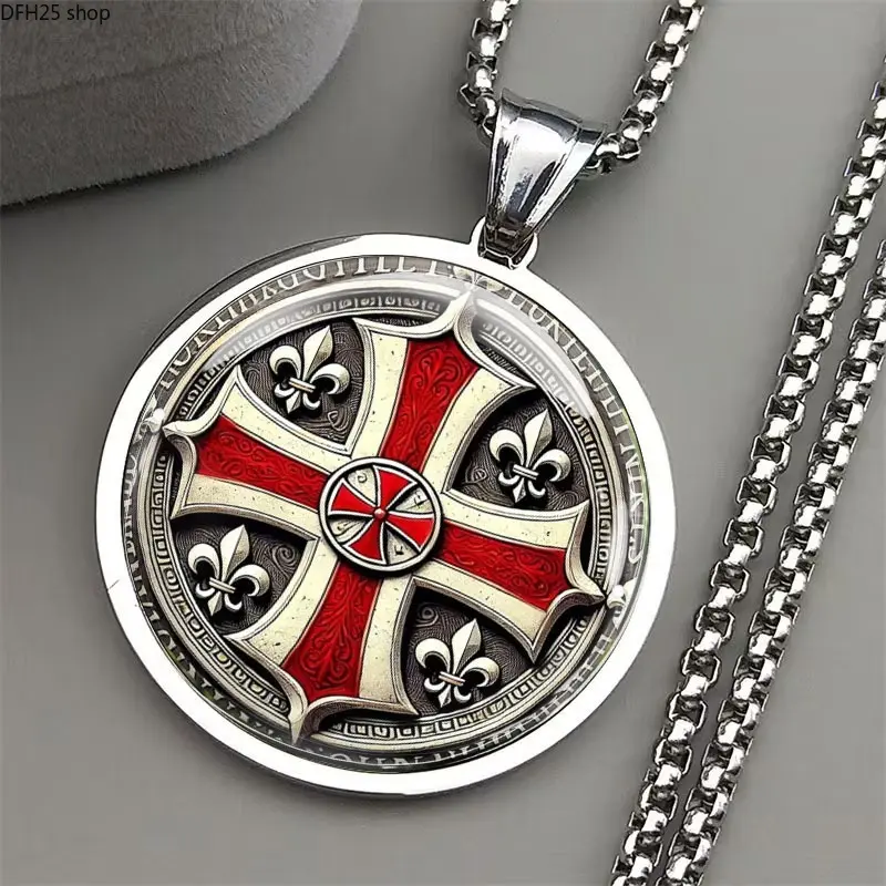 Bohemian Compass Medallion Necklace for Men Women Daily Wear and Travel Outfit, Vintage Alloy Pendant Jewelry Accessory with Nautical Ethnic Retro Design for Casual Styling Look