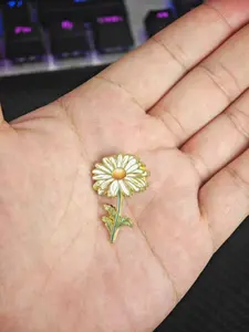 1Pcs Delicate White Daisy Enamel Pin 🌼 Simple Floral Brooch | Cottagecore Backpack Pin | Minimalist Aesthetic Gift for Her