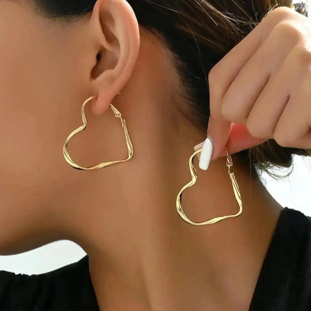Women's Minimalist Metal Tone Heart-Shaped Earrings, Dainty Hollow Cutout Huggie Hoops, Lightweight Jewelry for Daily Wear, Anniversary-Birthday Gifts, One Size (TikTok Shop Back to School DIY Bag Accessory), Heart Shape