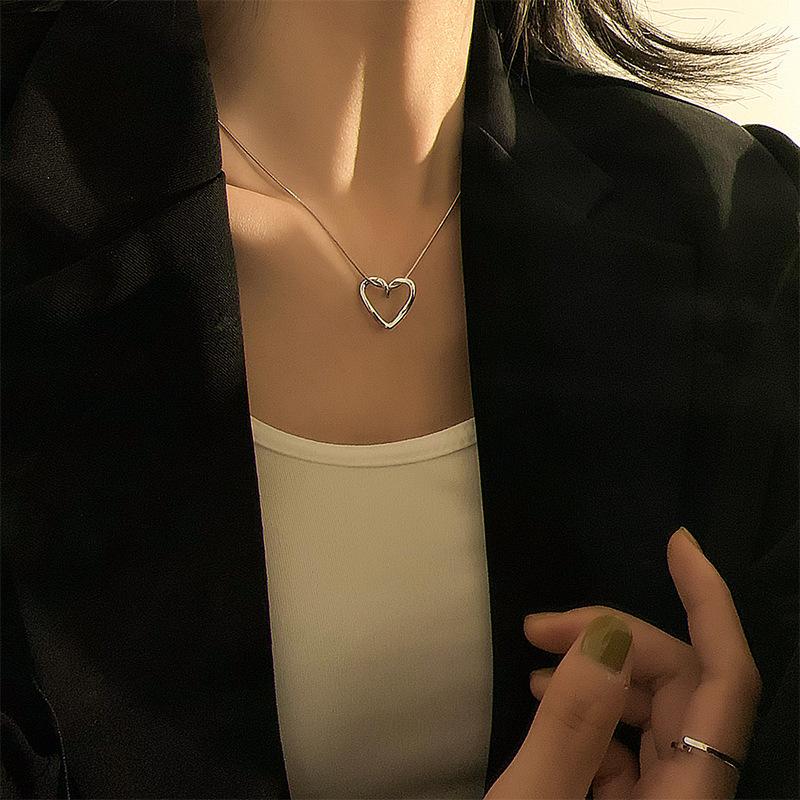 Light luxury niche hollow heart necklace for women, popular on Instagram, Japanese and Korean version, simple design pendant, collarbone sweater chain cruel intentions