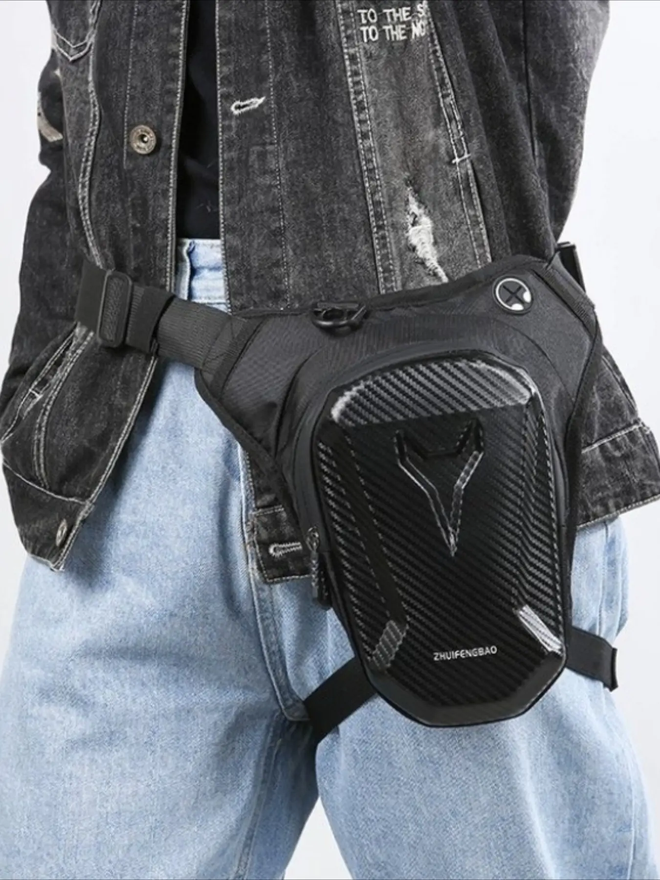 Hard Shell Motorcycle Chest Bag, Multifunctional Chest Bag, Carbon Fiber Pattern Crossbody Sling Bag, Waterproof Multi-Pocket Thigh Fanny Pack with Headphone Hole, Adjustable Strap Tactical Daypack for Motorcycle Riding Cycling Outdoor Travel