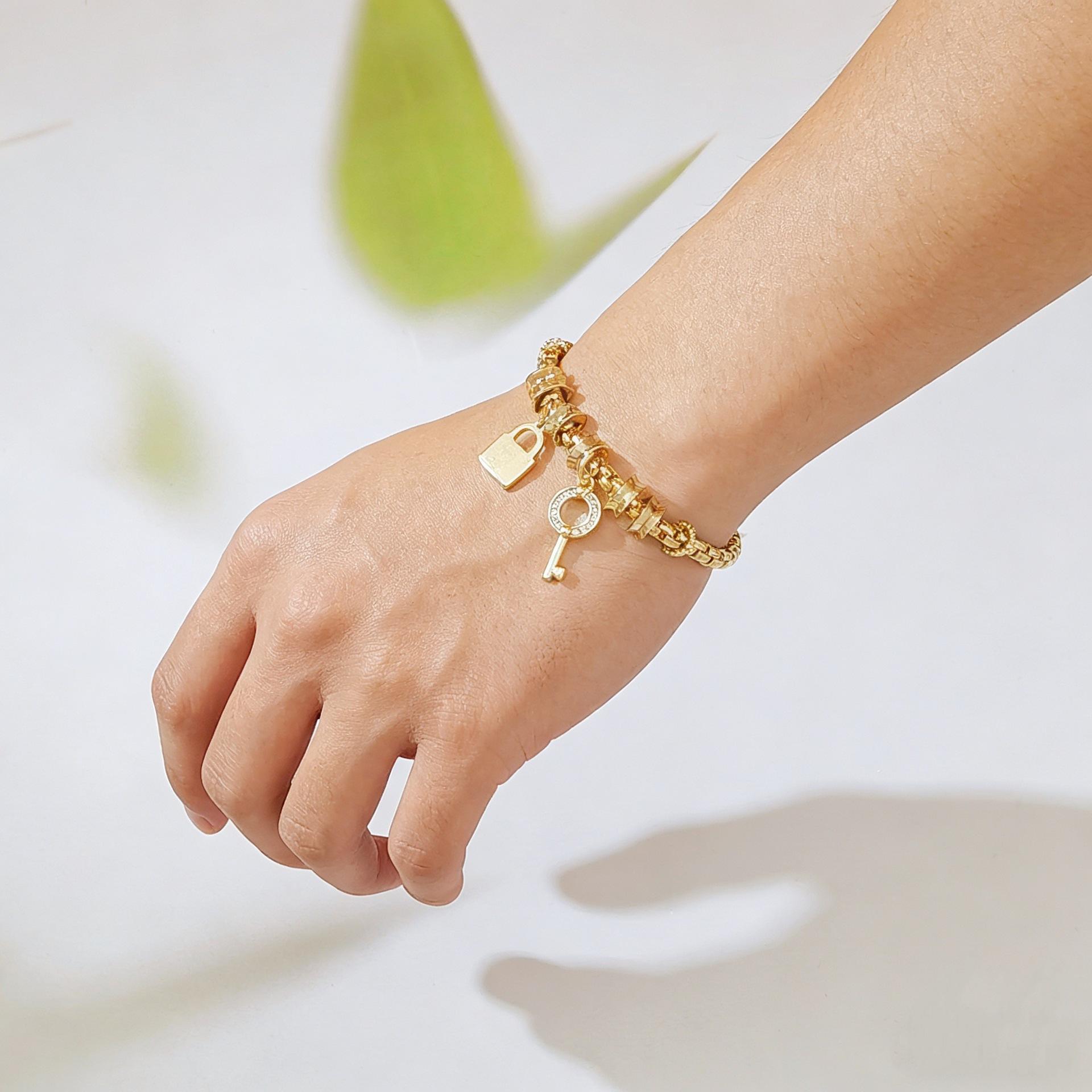 New European & American Lock and Key Pendant Gold Chain Bracelet, Fashion Light Luxury Jewelry for Women, Elegant High-End Design