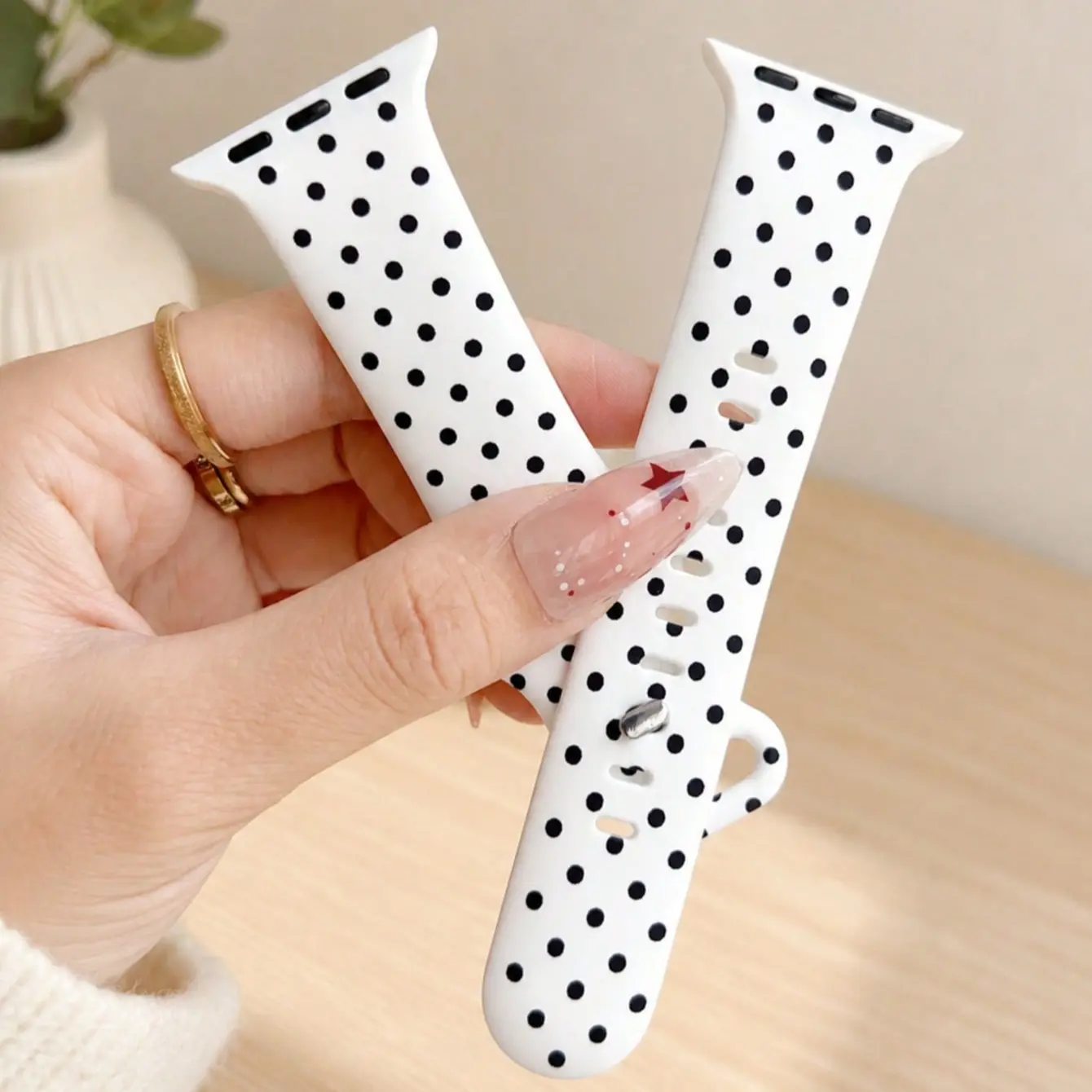 Cute Polka Dot Silicone Band for Apple Watch, Soft Sport Strap for Various Models, Smartwatch Replacement Straps, Perfect for Daily Wear, Compatible with Apple Watch 38mm-49mm