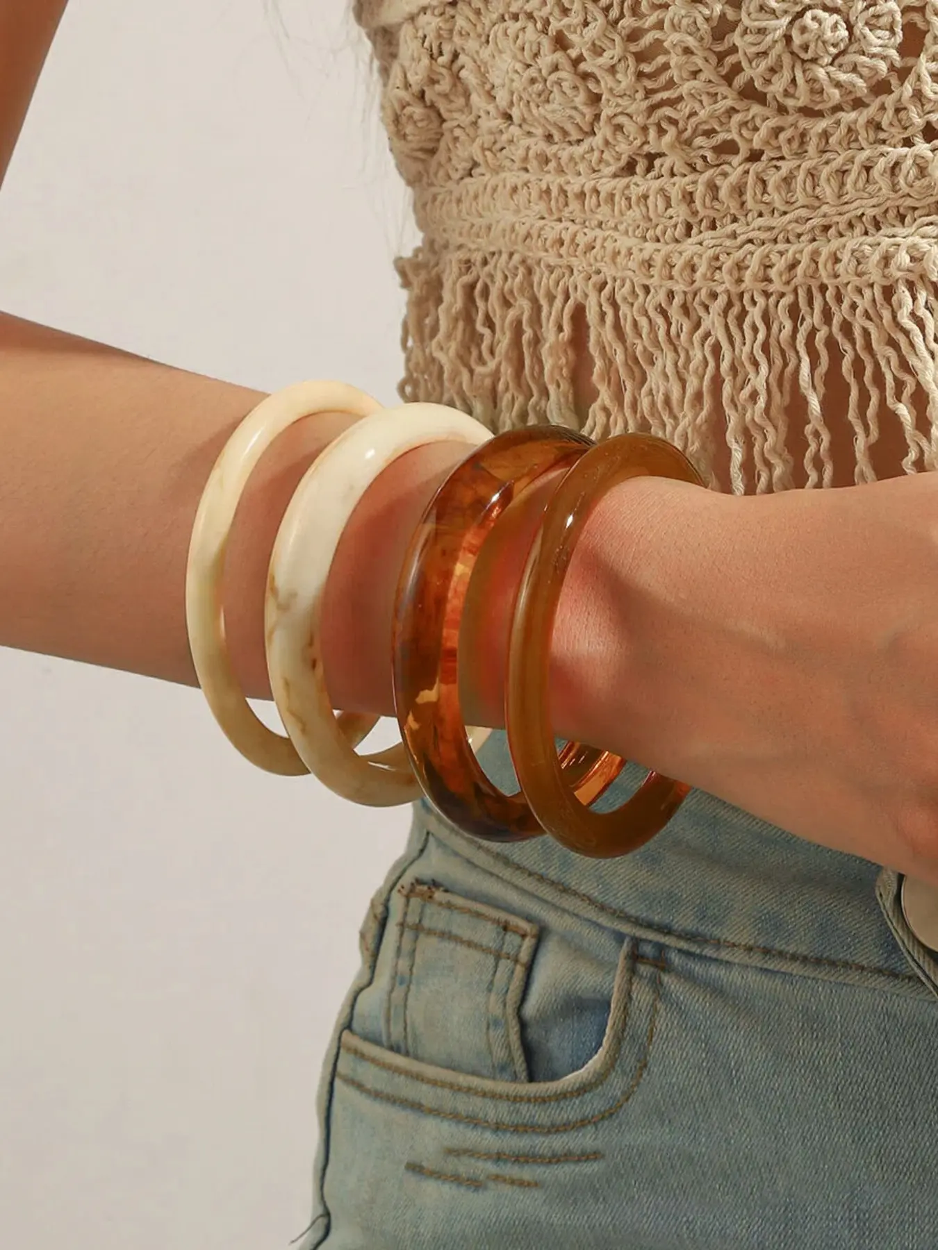 4pcs Trendy Chunky Resin Bangle Set for Women, Stackable Amber & Ivory Bracelets, Retro Fashion Statement Jewelry, Stylish Accessories for Everyday Wear, Vacation and Special Occasions