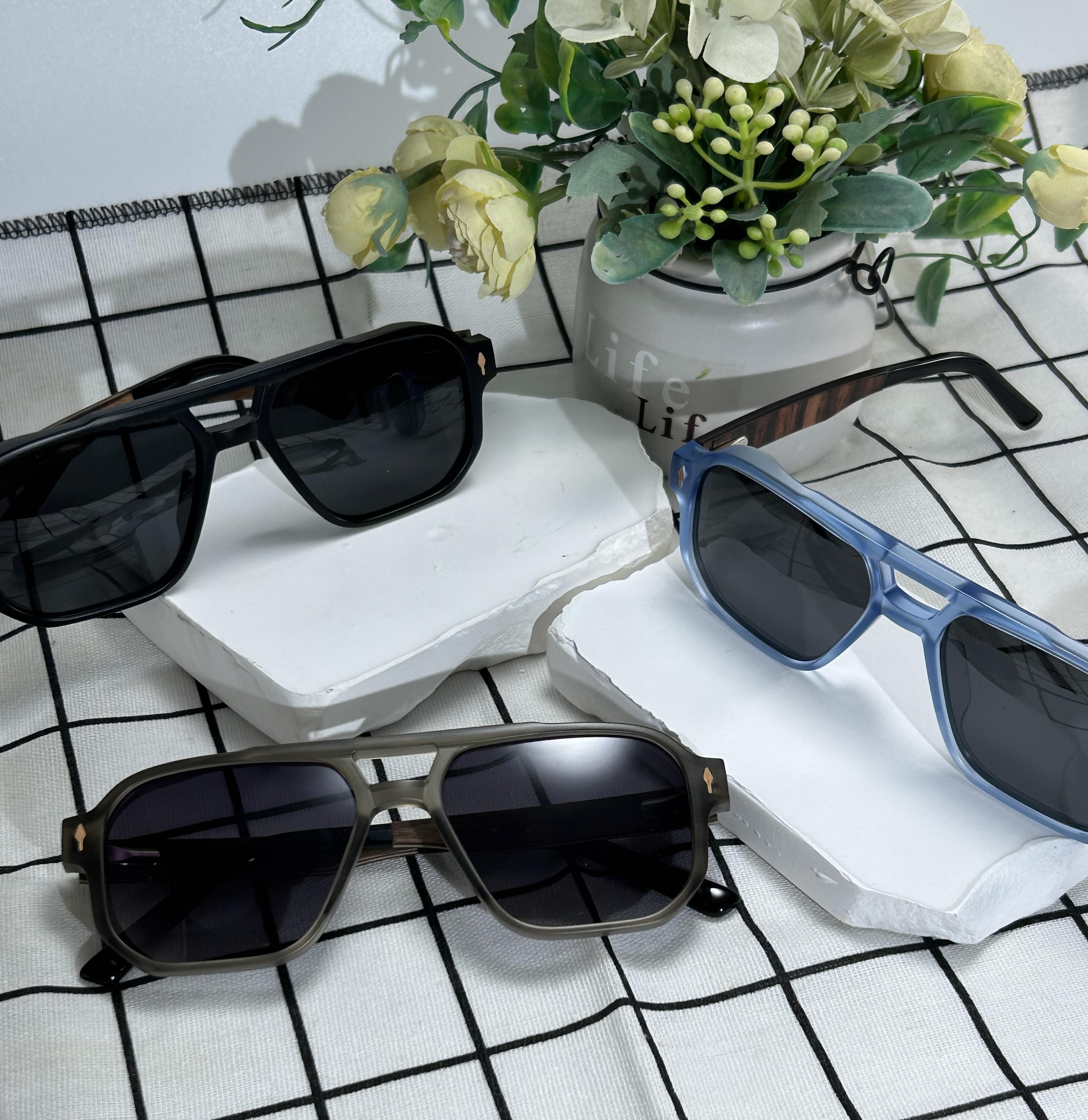 CATERSIDE 1 pair of packaged, non-clip-on spring hinge trendy casual sunglasses with solid wood temple and flat double bridge in 3 colors to choose from. Studio props/island vacation/city stroll/coffee shop check-in/Outdoor picnic