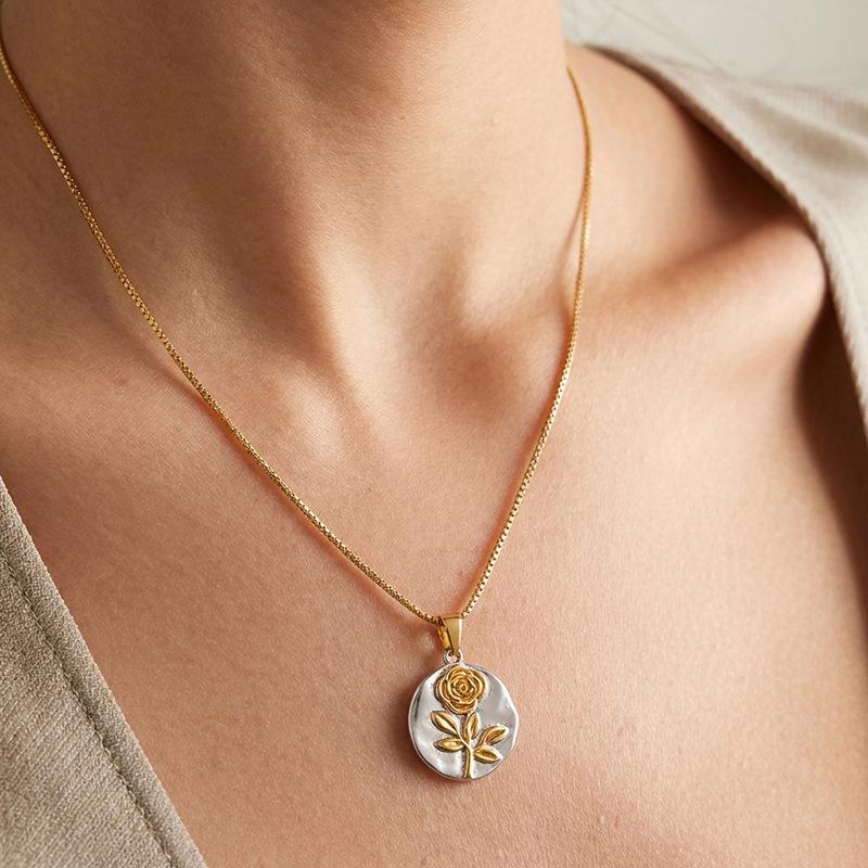 Two-tone rose flower necklace for women, high-end luxury pendant, stainless steel pleated flower collarbone chain, jewelry that is not prone to fading