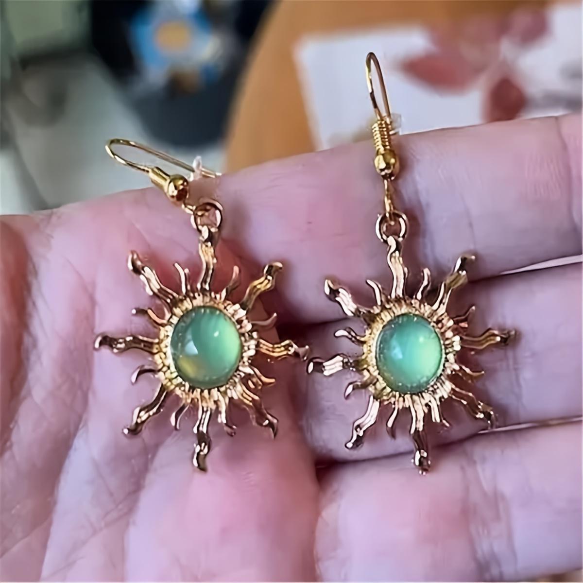 [Holiday Gift] A Pair of Cool Golden Green Sun-Shaped Earrings, Suitable for Daily Wear, Holiday Gift