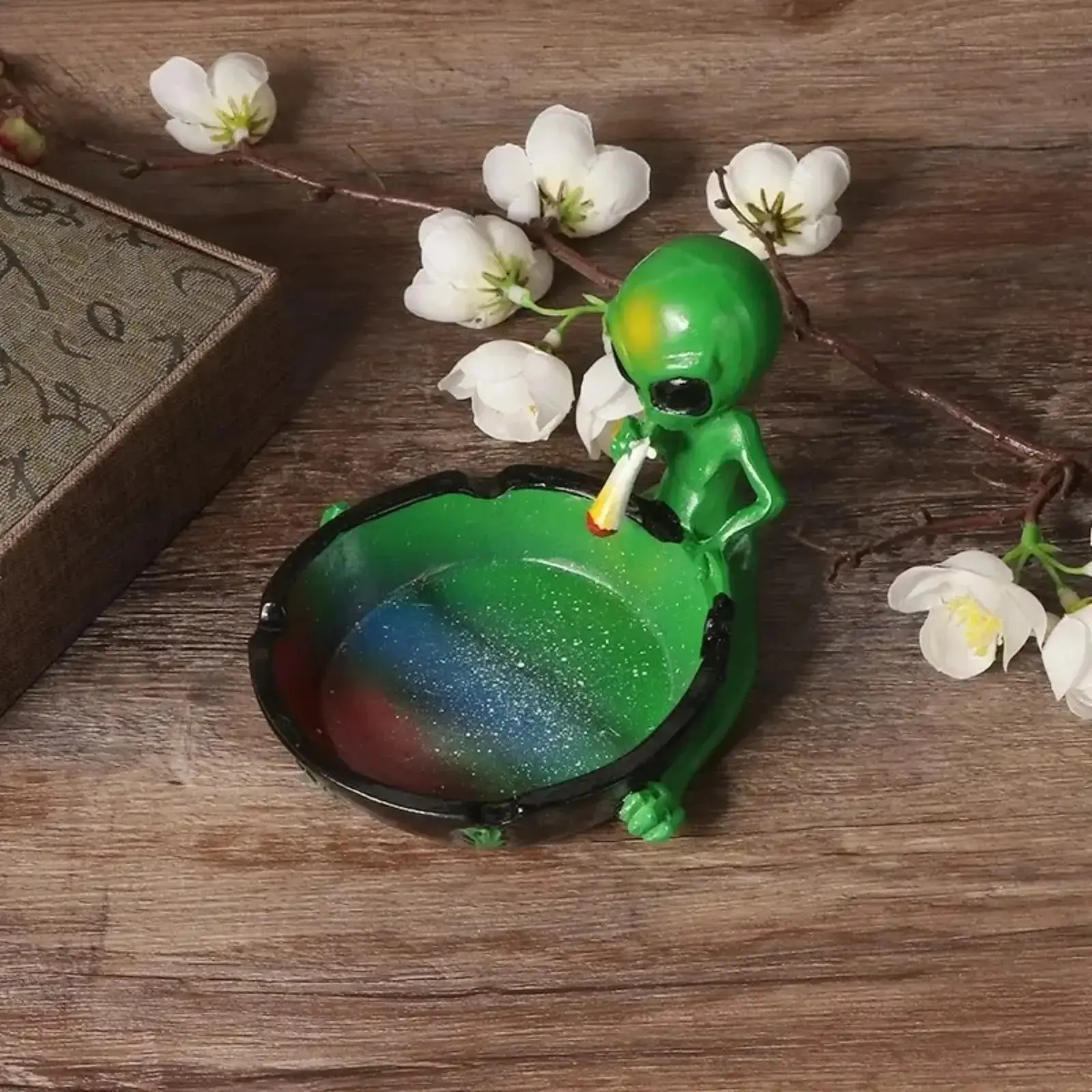 Alien Resin Ashtray Decor Statue, Fantasy Figurine Sculpture for Indoor Outdoor Desktop Display, Room Decor and Holiday Home Styling