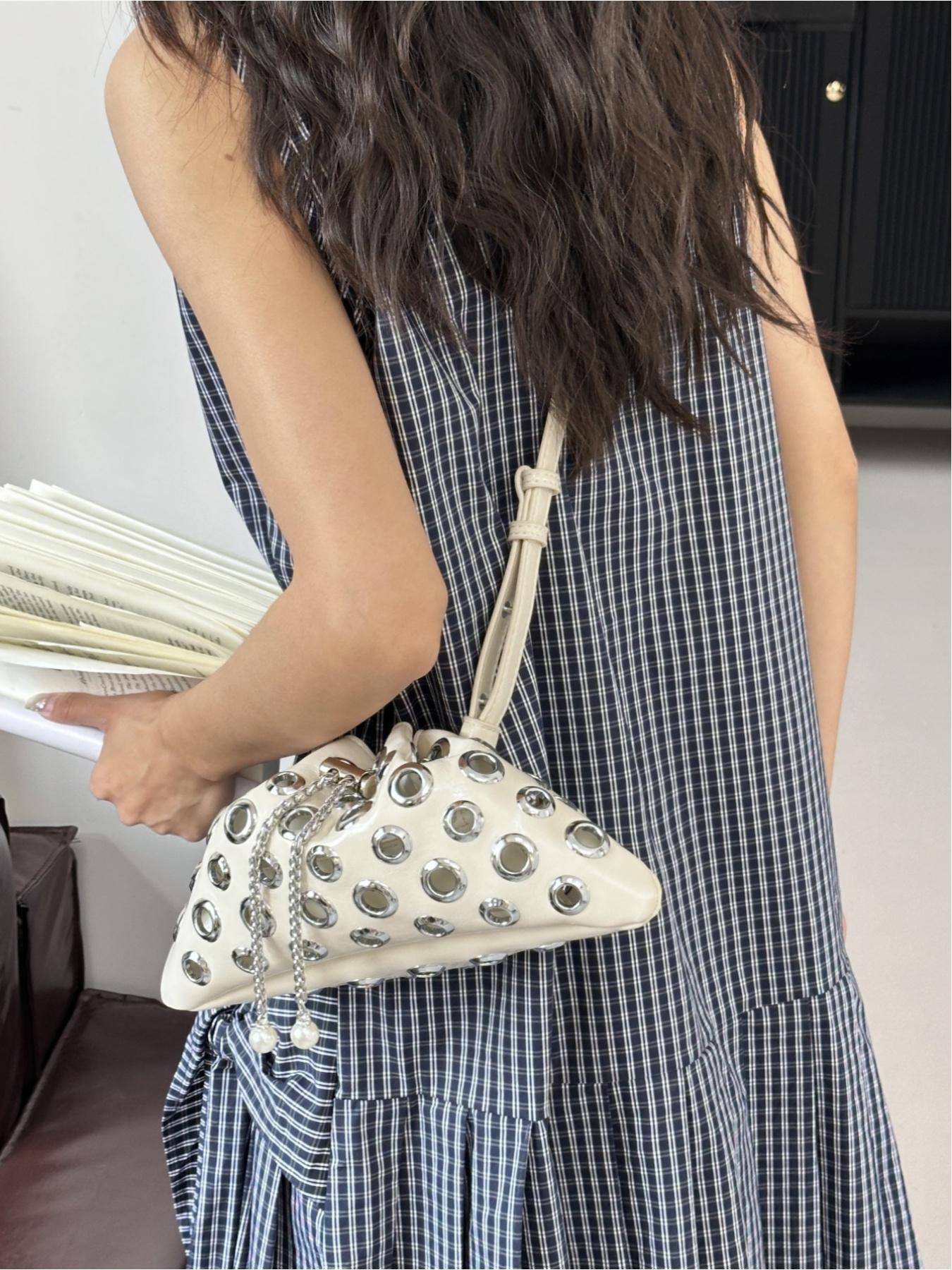 Punk Style Rivet Crossbody Shoulder Bag, Hollow Out Design, Casual Plain Pattern, Small Bucket Bag for Women, All Seasons Use, Embellished Shoulder Bag