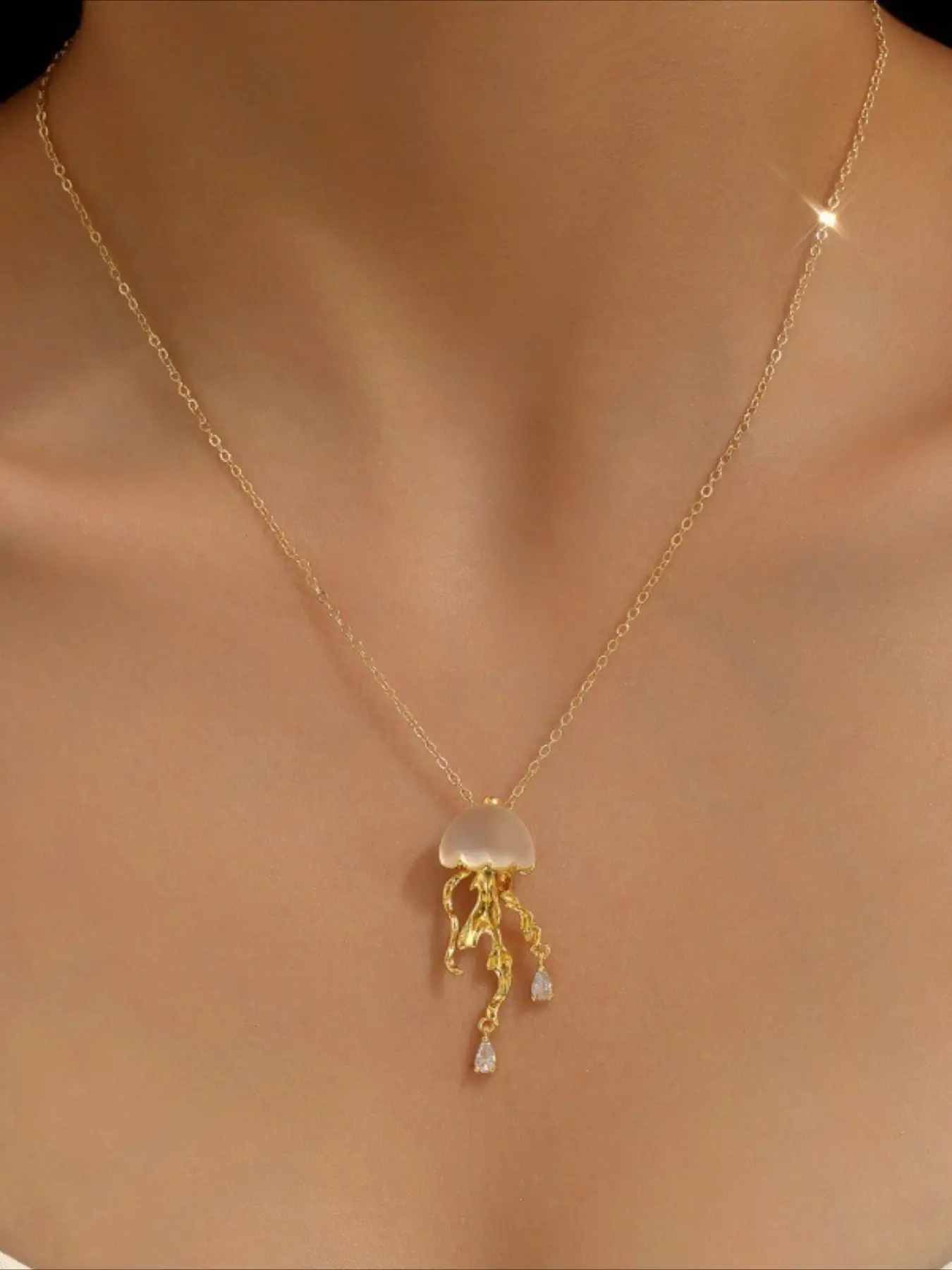1Pc Gold Jellyfish Pendant Necklace with Synthetic Stone and Teardrop‑Shaped Cubic Zirconia Dainty Dreamy Jewelry Suitable for Daily and Vacation Wear Ideal Birthday Gift for Women.