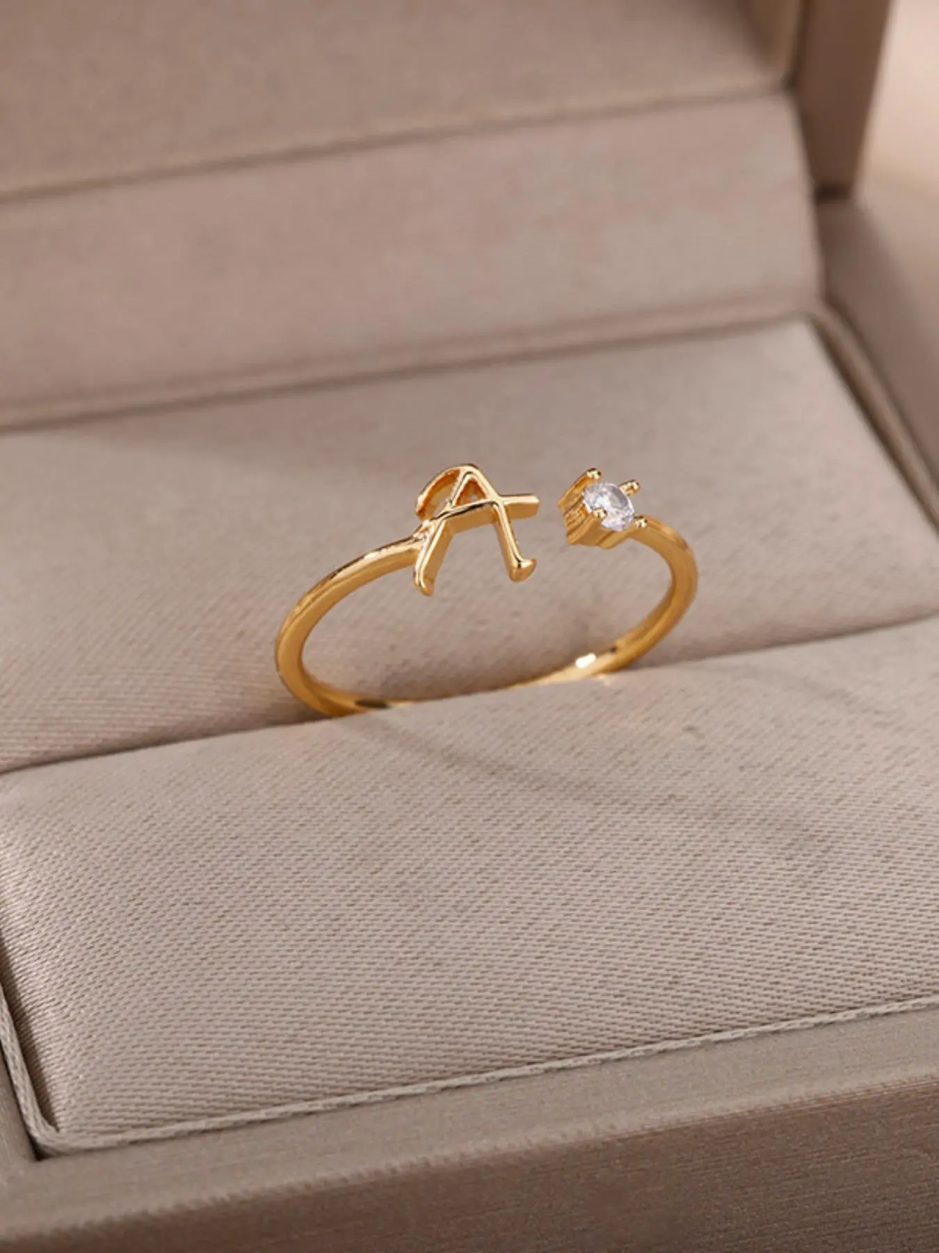 1 Piece Fashion Letter & Rhinestone Decorative Alphabet Design Ring, Holiday Jewelry Gift, Casual Jewelry For Party, Daily Clothing Decor, Trendy Jewelry, Statement Rings, Rhinestone Decorated Ring, Copper Statement Ring