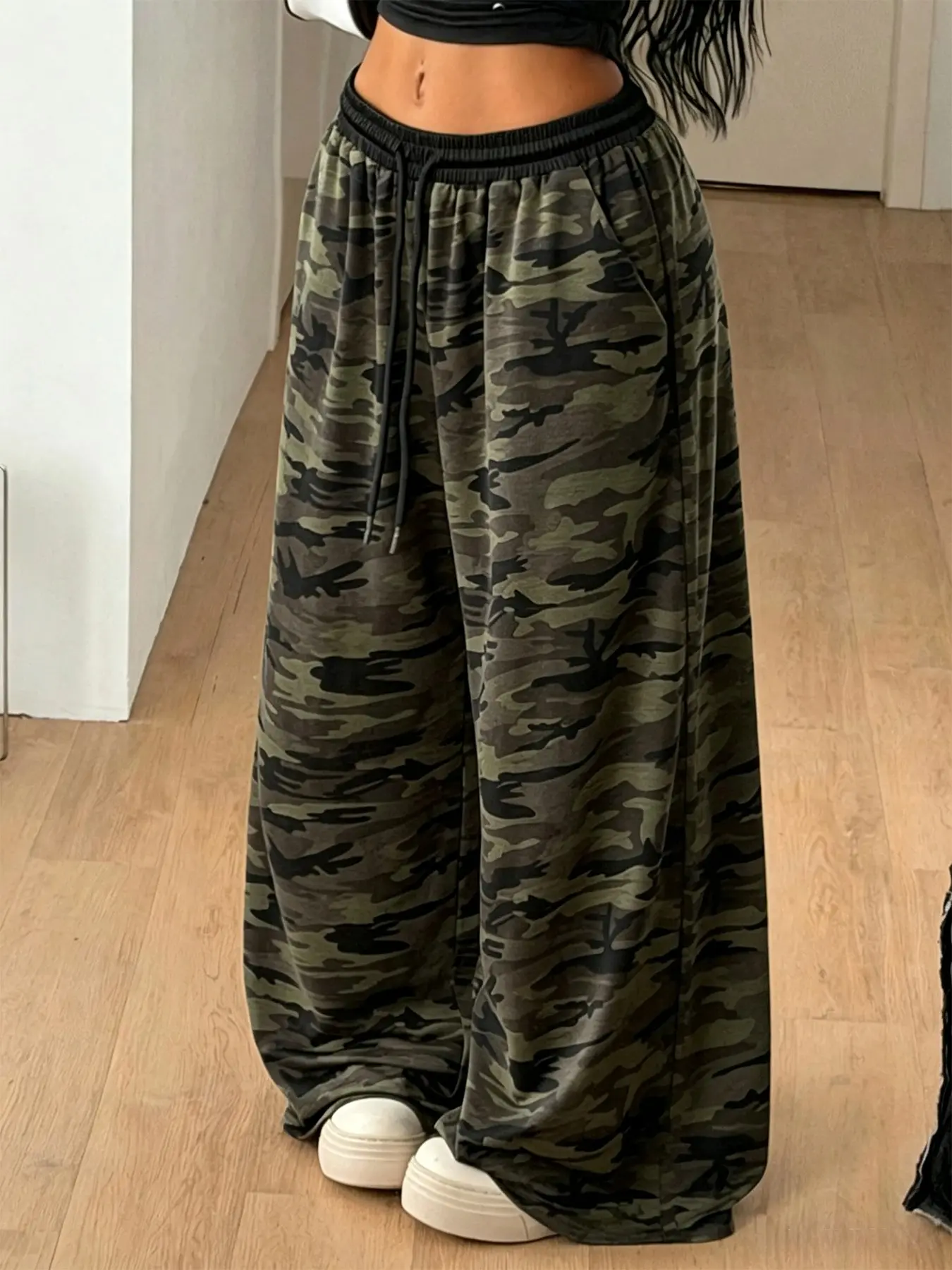 Women Streetwear Wide Leg Sweat Pants Retro Green Camouflage Print Elastic High Waist Self Tie Drawstring Oversized Flowy Floor-Length Loose Jogger Trousers Side Pockets Casual Hip Hop Bottoms
