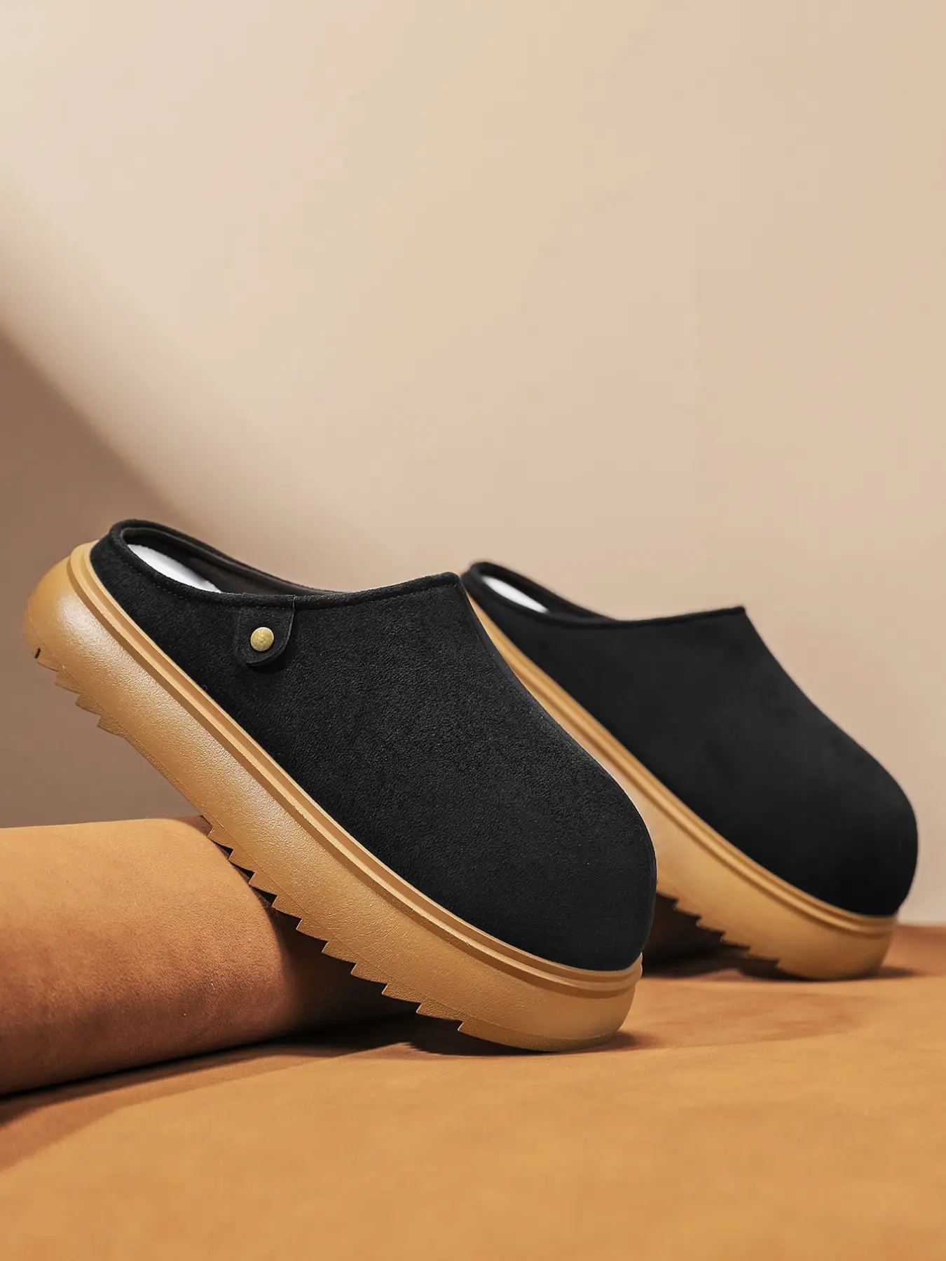 Men Camel Suede Texture Clog Mules Brass Rivet Decor Thick Serrated Anti-Slip Rubber Sole Slip-On Retro Casual Half Slippers For Daily Commute Outdoor Walking Casual Clogs
