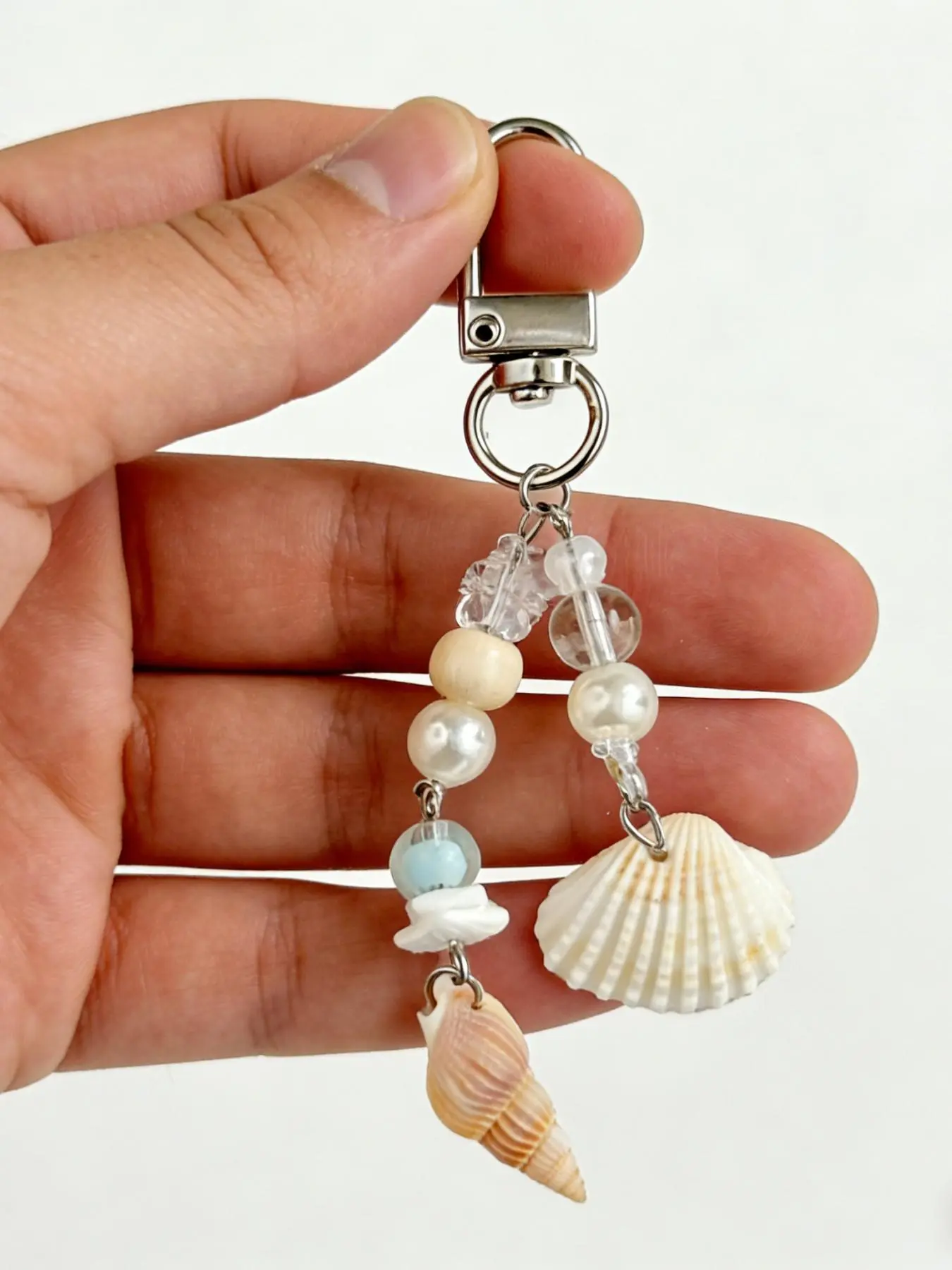 A marine-style keychain and door hanger made with natural shells, conch, beads, and pearls, suitable for everyday wear, vacation dates, and other occasions, and also a delightful and exquisite small gift, Keychain For Car Keys