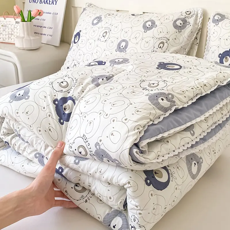 1pc Soft Breathable Lightweight Summer Quilt, Sleep Friendly Quilts, Air Conditioning Quilt for Hot Sleepers, Cartoon Bear Printed Bedding with Lace Trim for Bedroom Dorm Guest Room, Machine Washable, All Season Use