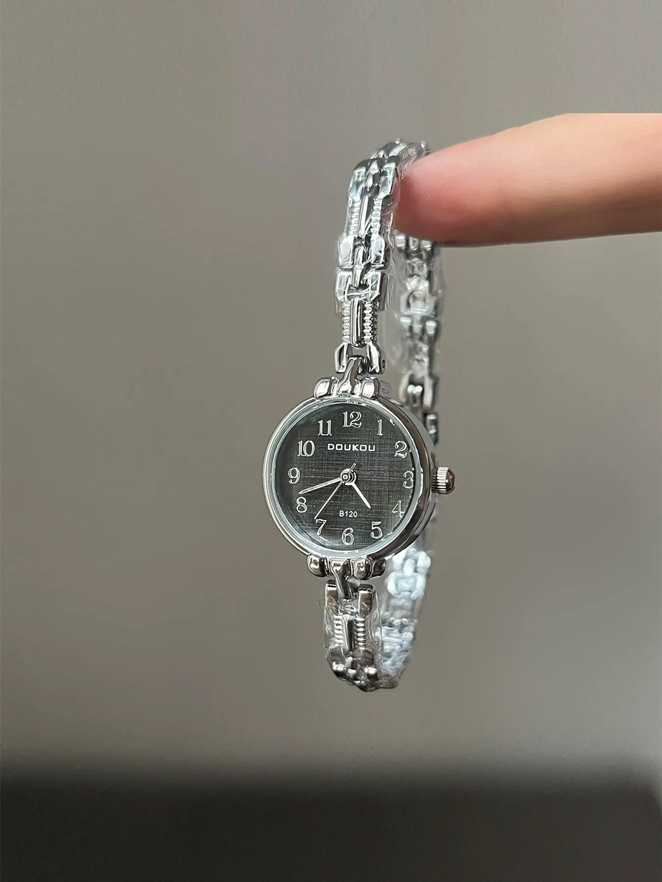 Unique Luxury Analog Watch, Silver Color Chain Strap, Vintage Matte Dial, Elegant Quartz Movement, Perfect Gift for Friends and Colleagues, Analogue Quartz Watch