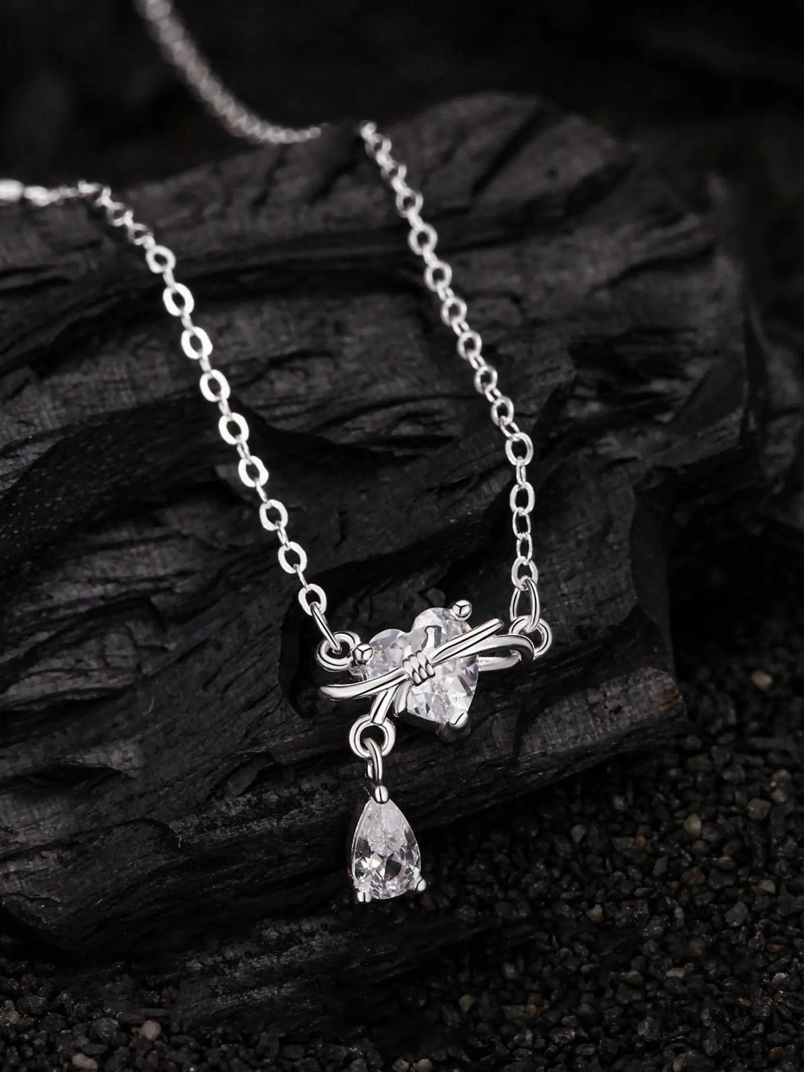 Women's Silver Color Heart Butterfly Pendant Necklace, Unique Design Collarbone Chain, Fashionable Luxury Style Necklace