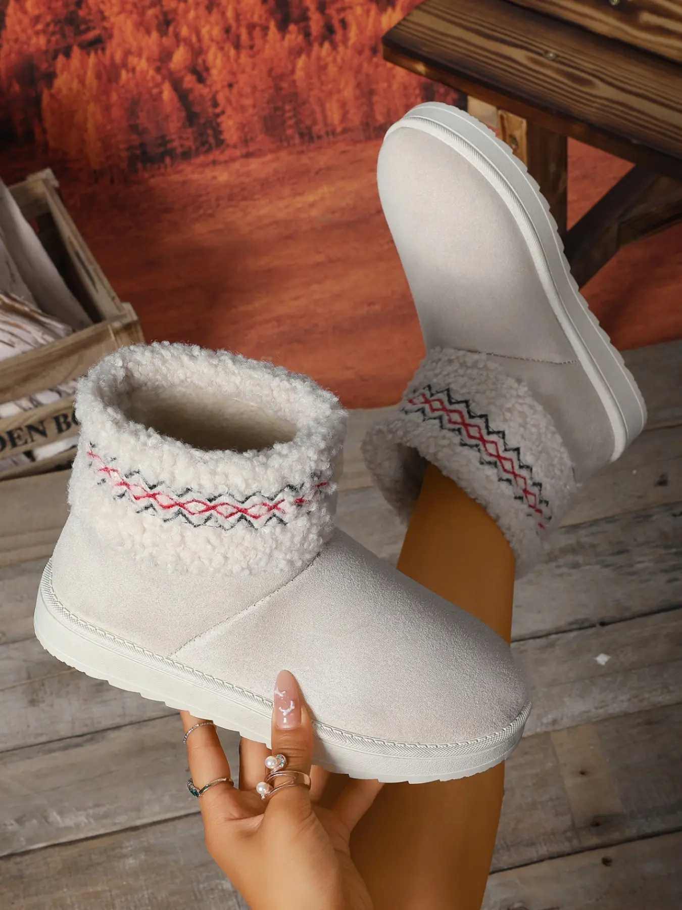 Ethnic Embroidered Sheepskin Short Snow Boots for Women, Winter Thickened Anti-Slip Flat Warm Cotton Shoes, Casual Above Ankle Booties