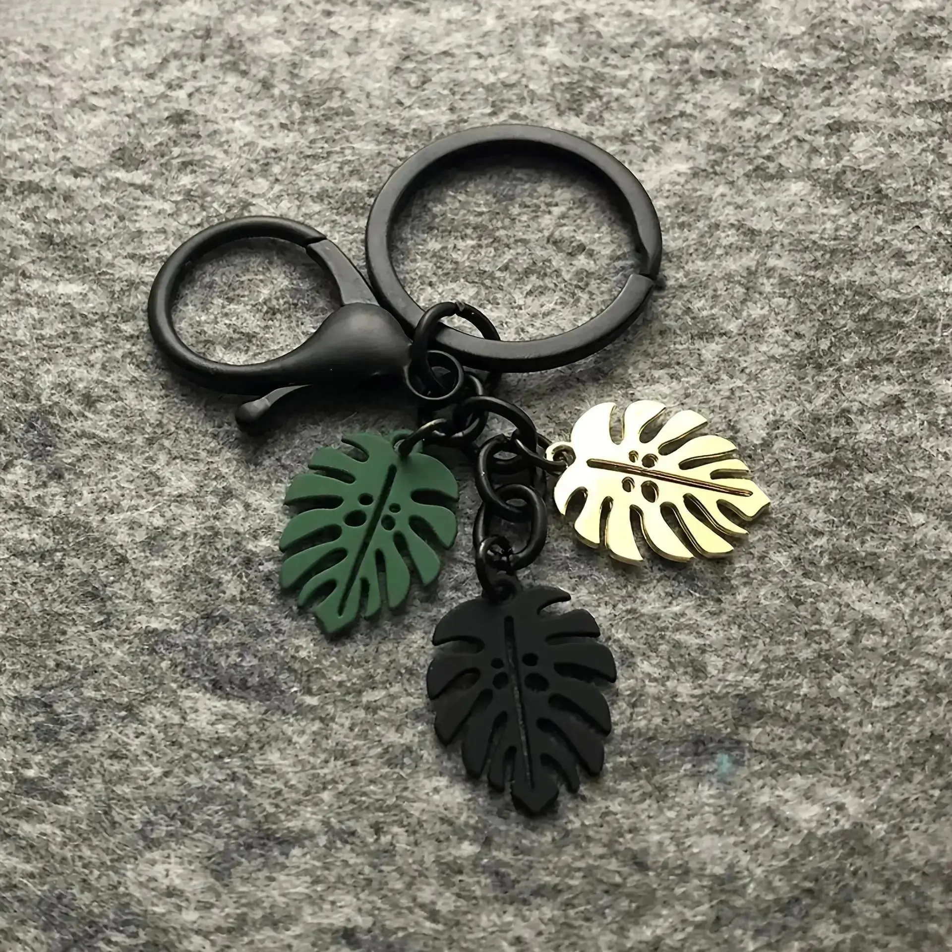 Nature-Themed Metallic Leaf Shape Keychain 2-Piece Set, Elegant Monstera Pendant Bag Charm for Handbags, Car Keys, Ideal Gift for Plant Lovers