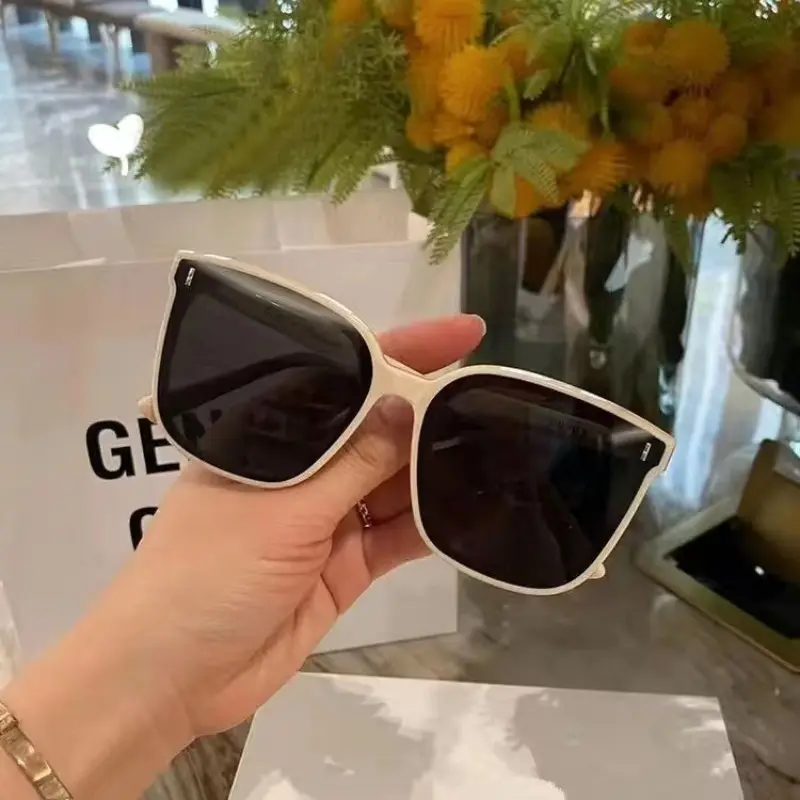 Unisex Retro Chic Sunglasses (2PCS) - Square, Solid, Clean Frames, Aesthetic Fashion Sun Shades for Men Women Eyewear (Bag Accessory Charm), Main Char.