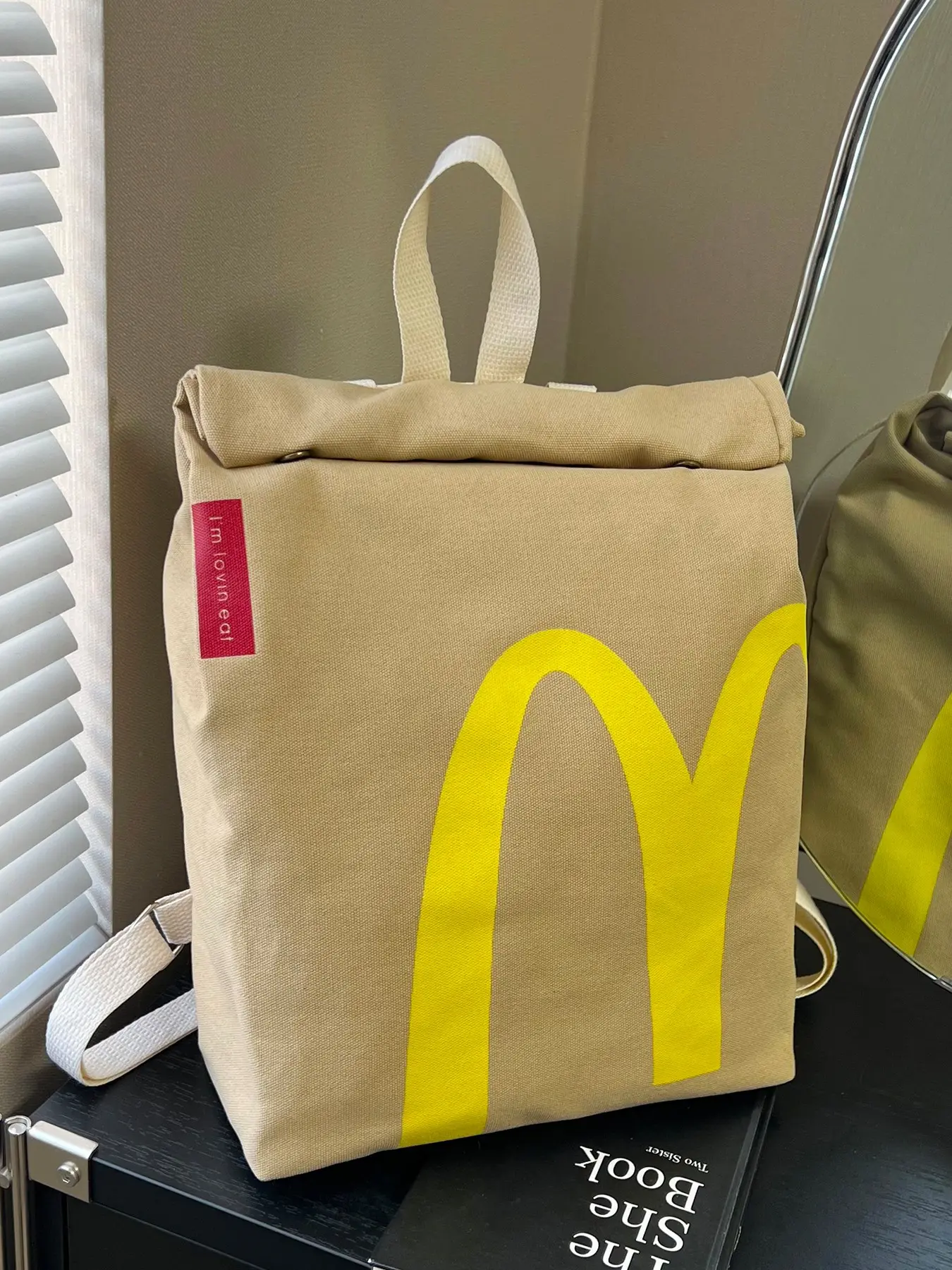 McDonald's student letter-printed backpack. This lightweight backpack can be folded for storage and doesn't take up much space. It looks great when photographed and is perfect for going out with friends for shopping or having afternoon tea, adding a lot o