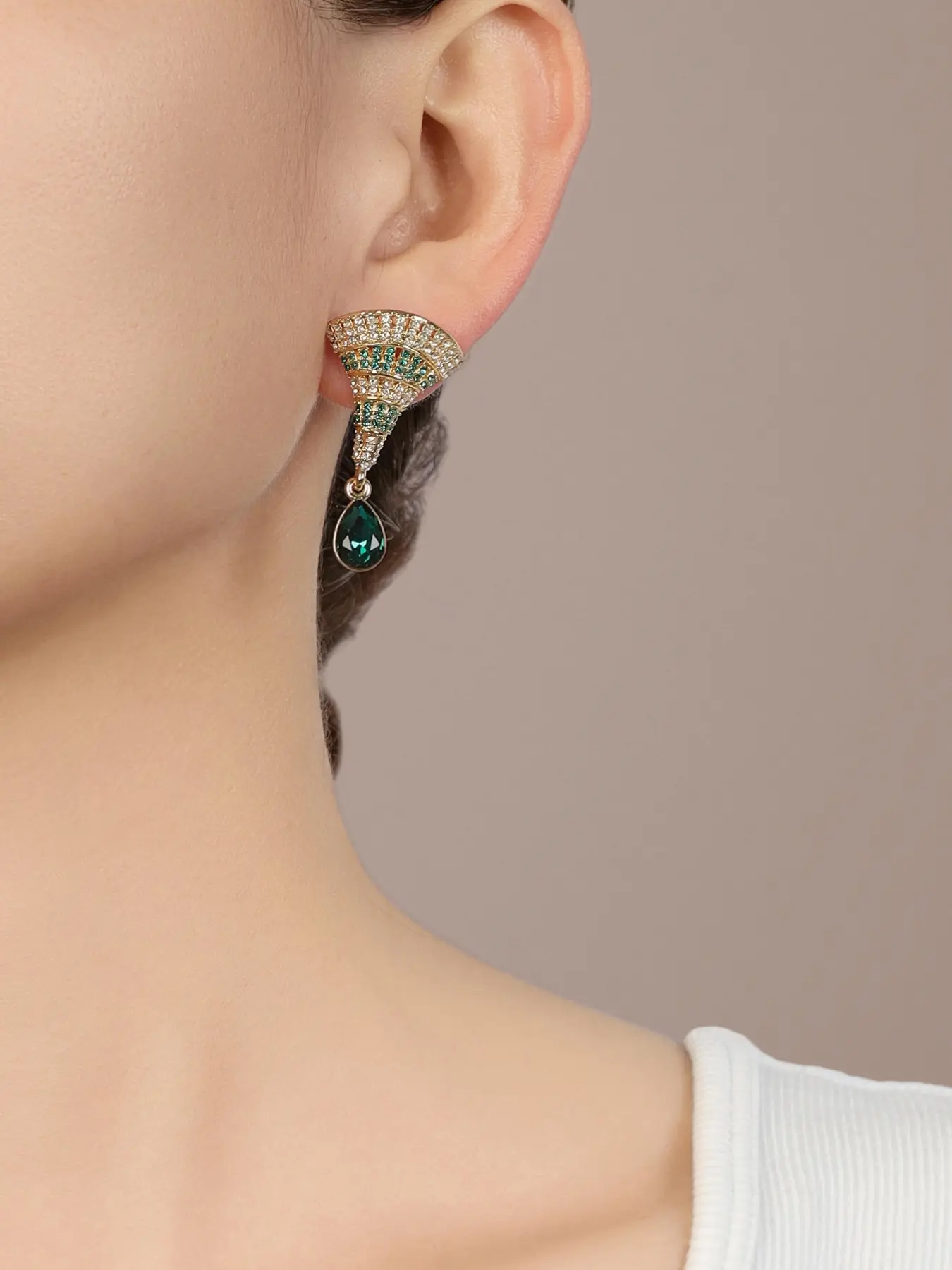 A pair of light luxury fan shaped diamond encrusted grandmother green water droplet pendant earrings, with a hanging design that exudes a noble and dynamic atmosphere, suitable for various scenarios such as daily commuting, dates, and dinners.