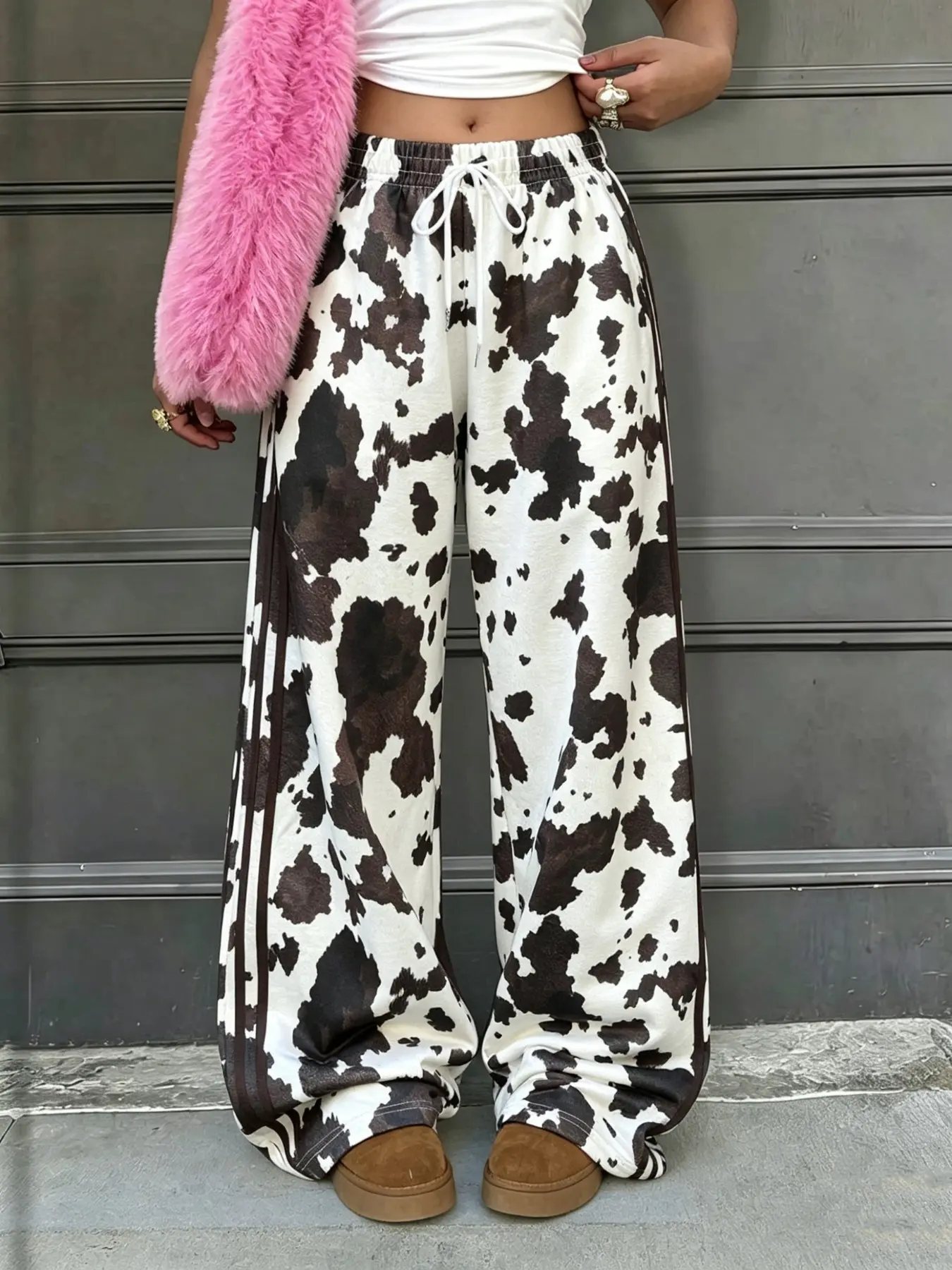 Unisex Brown Cow Print Oversized Wide Leg Sweatpants, TikTok Viral Y2K Cute Streetwear Trousers, Elastic Waist Drawstring Loose Fit Pants,Daily Street Walk, Shopping & Vacation Outfits, 2026 Trendy Kawaii Animal Print Wide Leg Pants, Bottoms