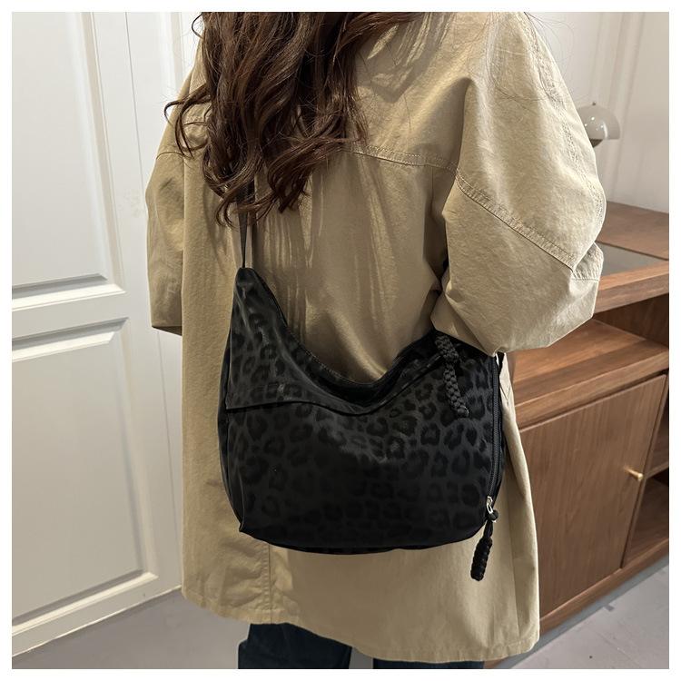 Fashion Leopard Print Crossbody Bag New Chain Fashionable and Versatile Shoulder Bag for Women Casual and Simple Commuting Bag