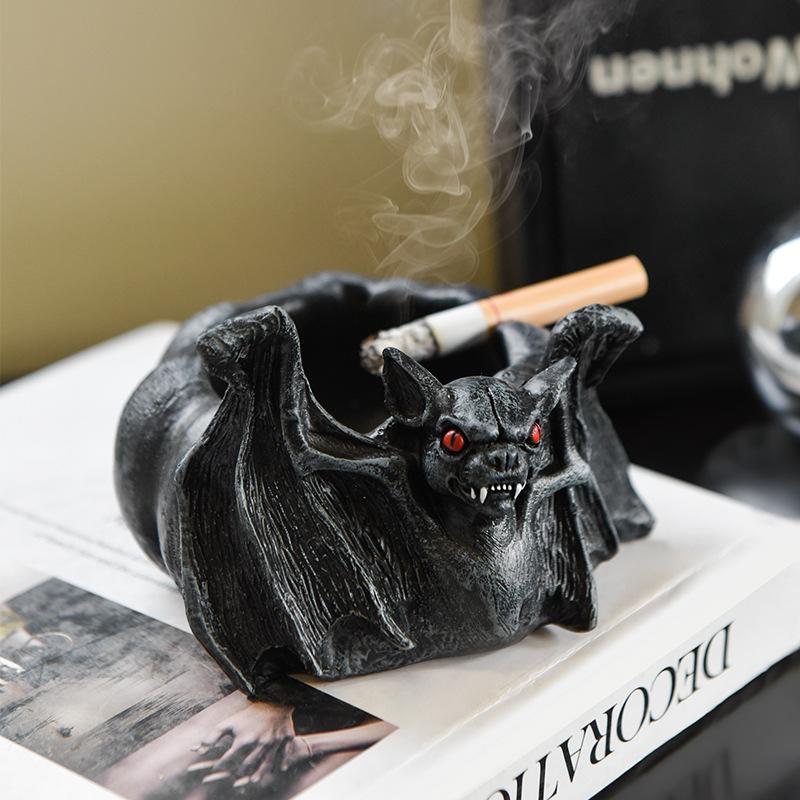 Gothic Bat Ashtray Resin Decor – Unique European & American Style Creepy Cute Smoking Ash Tray for Home Living Room, Bedroom, Study Desk Aesthetic Ornament, Creative Personality Home Decoration Gift