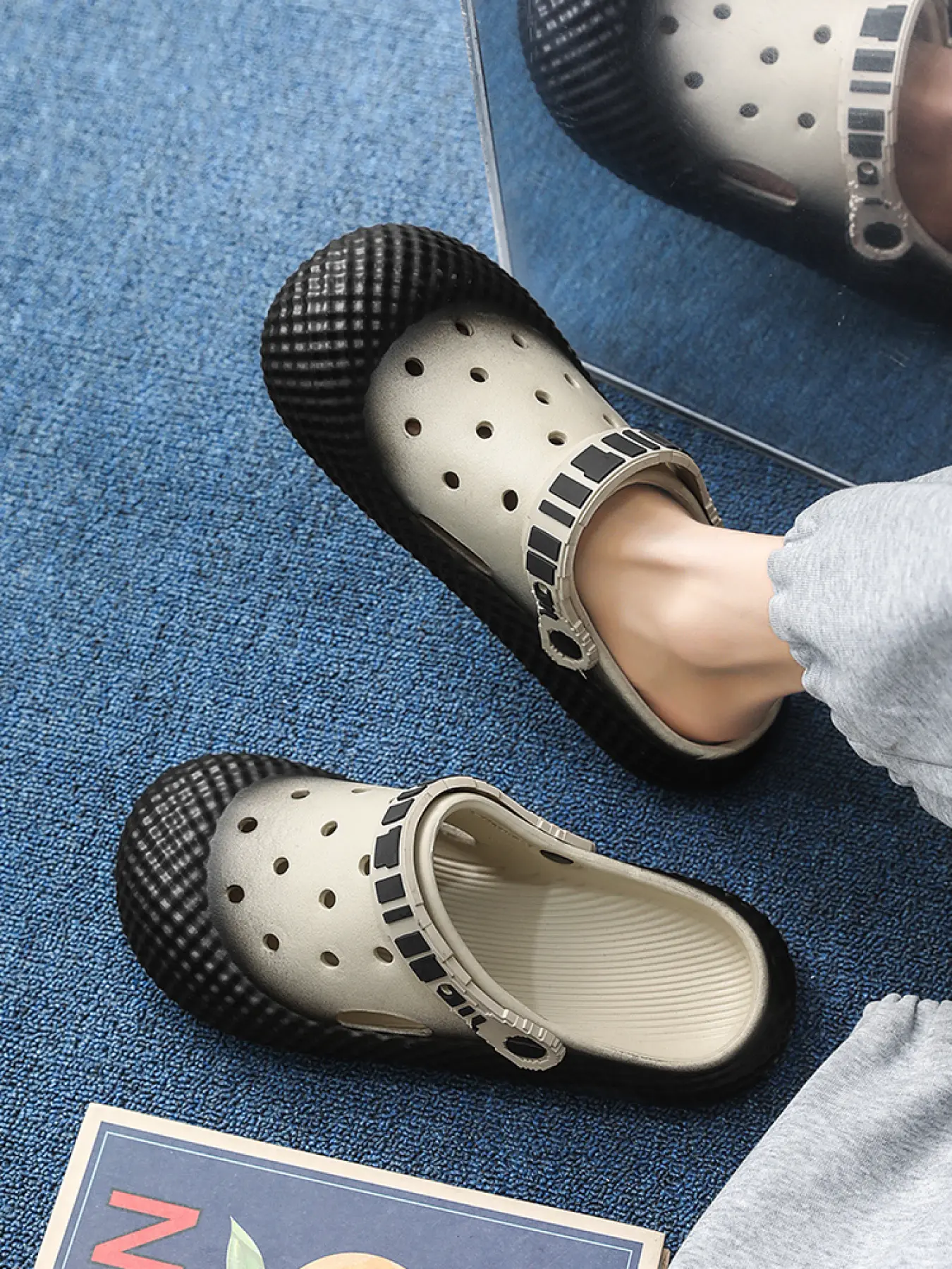 1 Pair Casual Chic 3-Color Gradient Unisex Clogs Geometric Square Print Gradient Color Block Dual Wear Anti-Slip Thick Sole Size 36-45 Leisure/Errands - EVA, Cushioned Thick Sole Comfortable for Walking