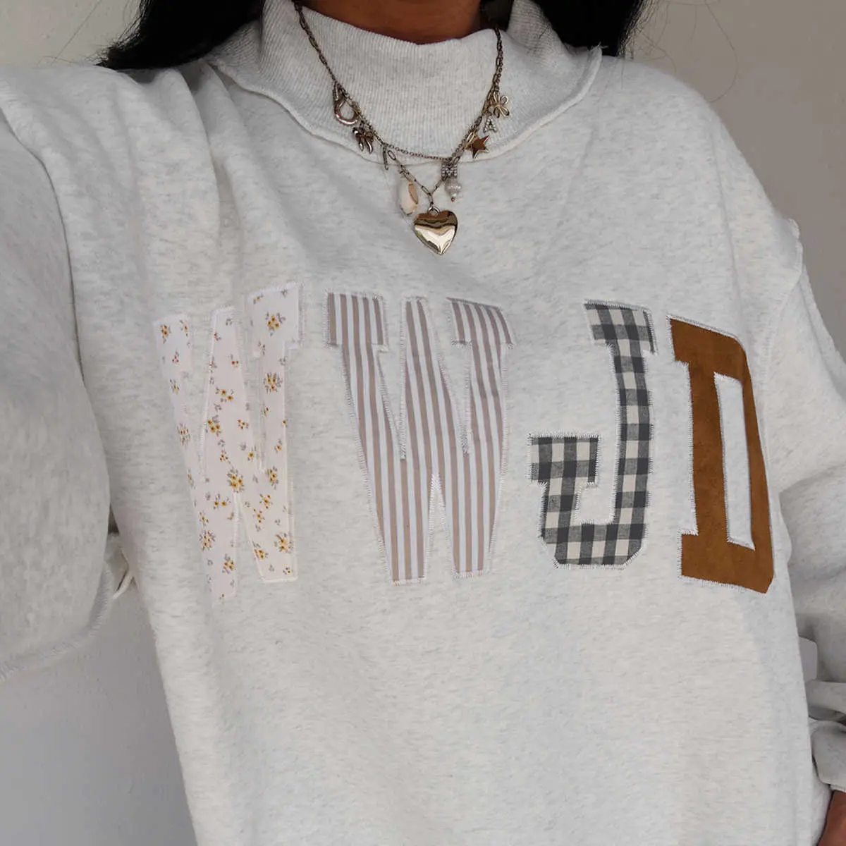 Women's WWJD Embroidered Patch Graphic Mock Neck Sweatshirt, Casual Long Sleeve Pullover Top