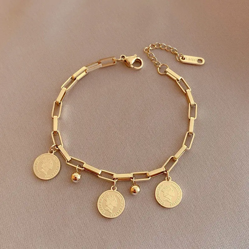 Women's Vintage Gold Chain Queen Portrait Charm Bracelet, Elegant Fashion Costume Jewelry Accessory with Feminine Power Symbol & Luxury Style